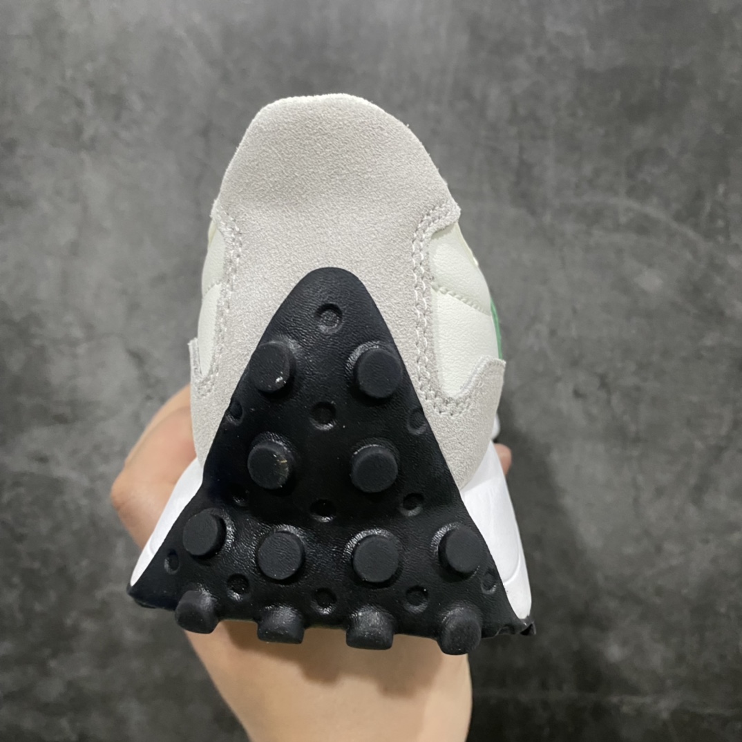 图片[4]-总裁版 New Balance NB327系列 复古休闲运动慢跑鞋 白绿 原厂细翻毛 原数据档案结合二次高弾MD材料打造原版鞋底 鞋面由原厂特殊定制材料纹路细腻 多道序QC把关品质完善 细节完美 以更纯粹的复古风格设计打造的全新造型 侧身还以解构设计 将 N 字标志以做旧压花样式呈现，样式别具新意 而麂皮、冲孔皮革的塑造 则呈现出高级怀旧气质 也让鞋款在奢华时装风格与运动氛围之间达到了平衡 尺码：36 37 37.5 38 38.5 39.5 40 40.5 41.5 42 42.5 43 44 45 46.5-选品中心