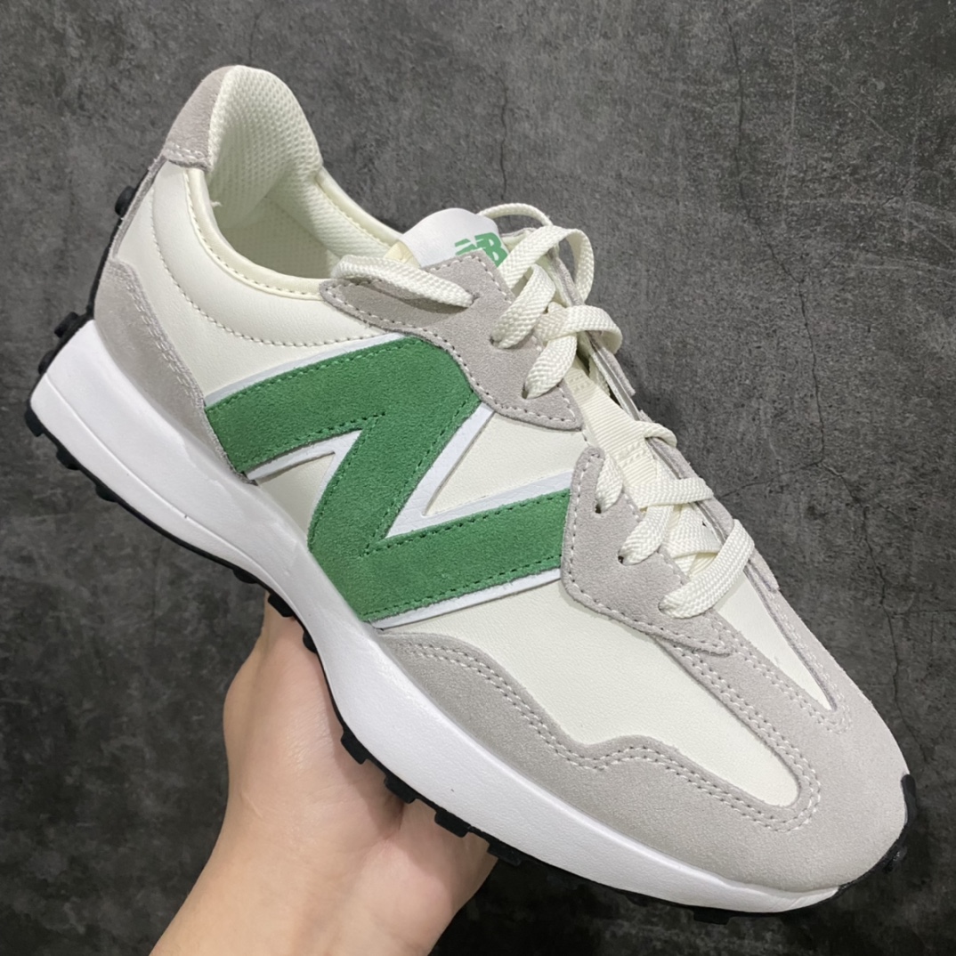 图片[3]-总裁版 New Balance NB327系列 复古休闲运动慢跑鞋 白绿 原厂细翻毛 原数据档案结合二次高弾MD材料打造原版鞋底 鞋面由原厂特殊定制材料纹路细腻 多道序QC把关品质完善 细节完美 以更纯粹的复古风格设计打造的全新造型 侧身还以解构设计 将 N 字标志以做旧压花样式呈现，样式别具新意 而麂皮、冲孔皮革的塑造 则呈现出高级怀旧气质 也让鞋款在奢华时装风格与运动氛围之间达到了平衡 尺码：36 37 37.5 38 38.5 39.5 40 40.5 41.5 42 42.5 43 44 45 46.5-选品中心