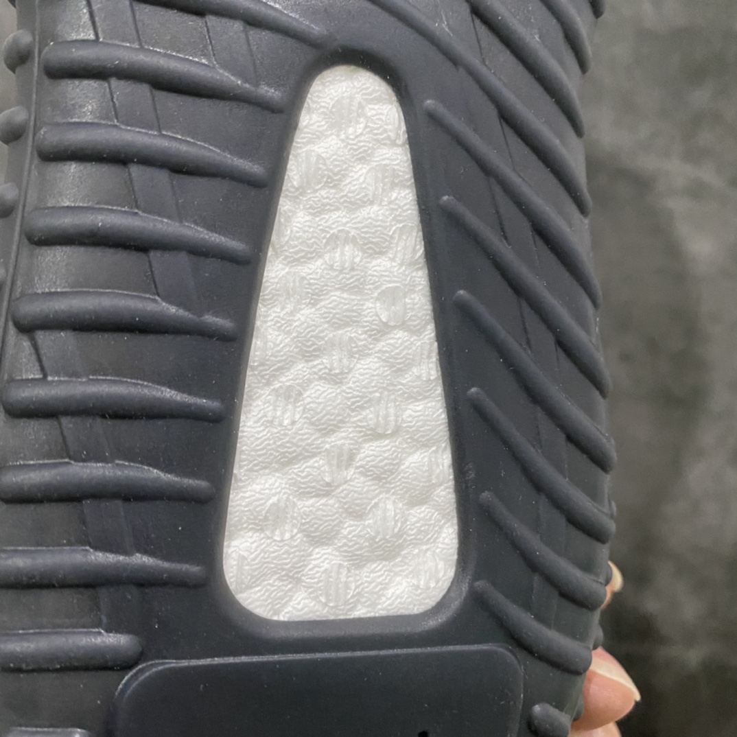 图片[9]-W1版本Yeezy350黑蓝 GY7164 市场最具性价比的版本 品质鞋型看实拍 懂货的老铁看鞋型后跟和过油爆米花 同价位无敌版本 尺码：36 36.5 37 38 38.5 39 40 40.5 41 42 42.5 43 44 44.5 45 46 47-选品中心