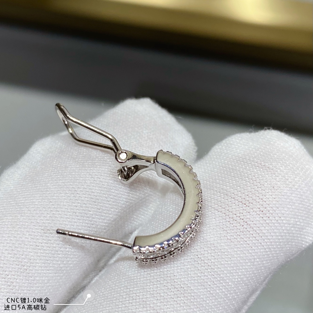 2⃣5⃣  进口5A高碳钻，梯方排钻耳环，高级珠宝作品 线条灵动的蝴蝶结或环绕指间、或在颈窝处闪耀、亦