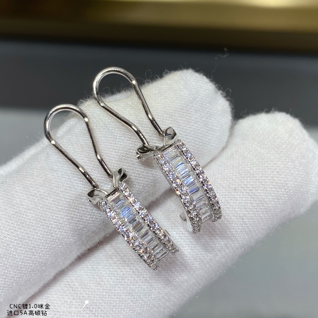  2⃣5⃣  进口5A高碳钻，梯方排钻耳环，高级珠宝作品 线条灵动的蝴蝶结或环绕指间、或在颈窝处闪耀、亦