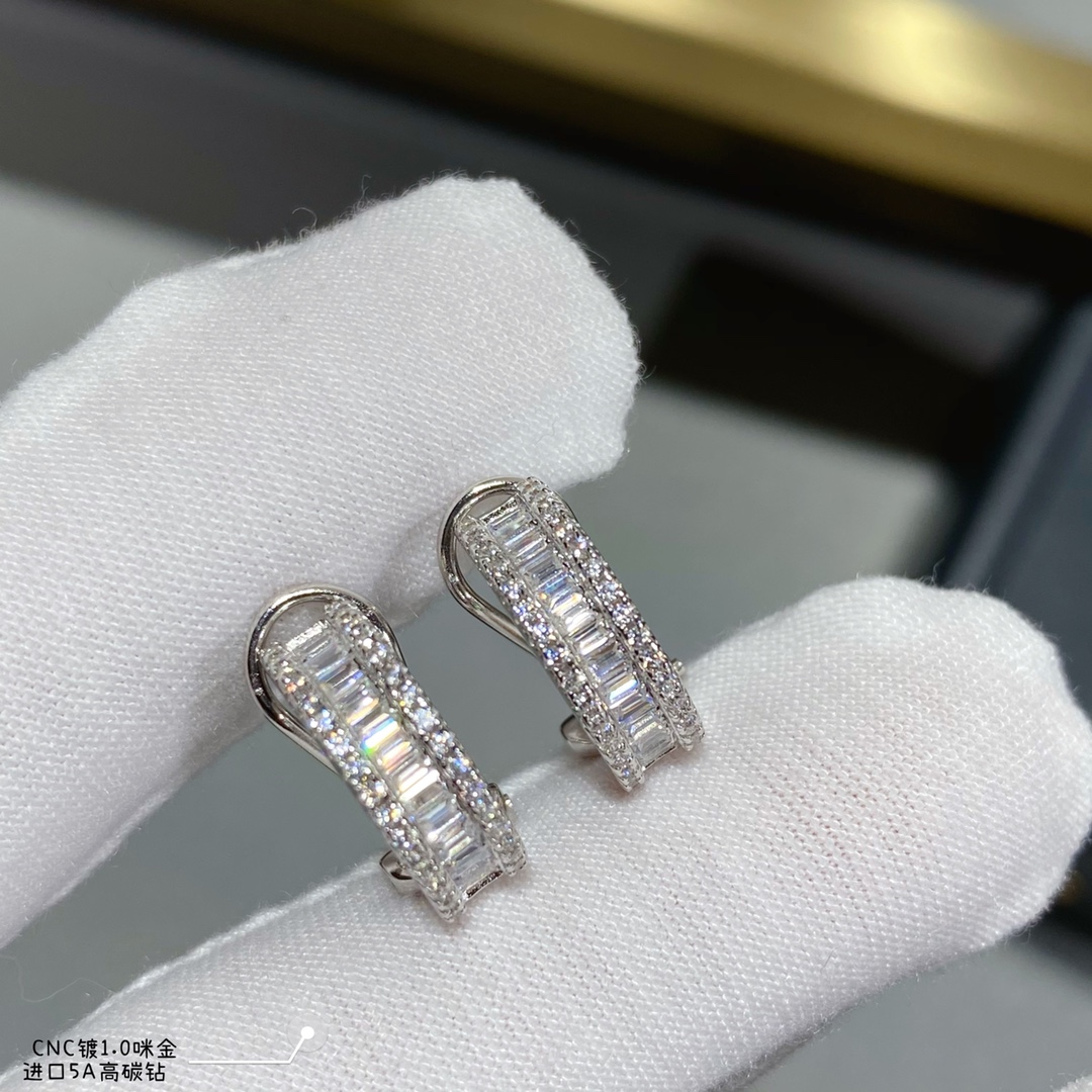  2⃣5⃣  进口5A高碳钻，梯方排钻耳环，高级珠宝作品 线条灵动的蝴蝶结或环绕指间、或在颈窝处闪耀、亦