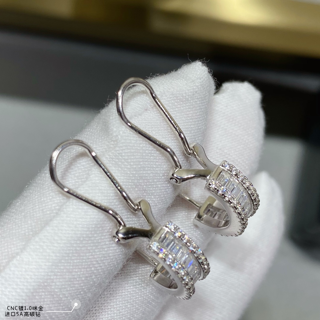  2⃣5⃣  进口5A高碳钻，梯方排钻耳环，高级珠宝作品 线条灵动的蝴蝶结或环绕指间、或在颈窝处闪耀、亦