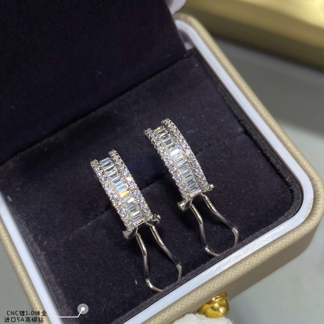  2⃣5⃣  进口5A高碳钻，梯方排钻耳环，高级珠宝作品 线条灵动的蝴蝶结或环绕指间、或在颈窝处闪耀、亦