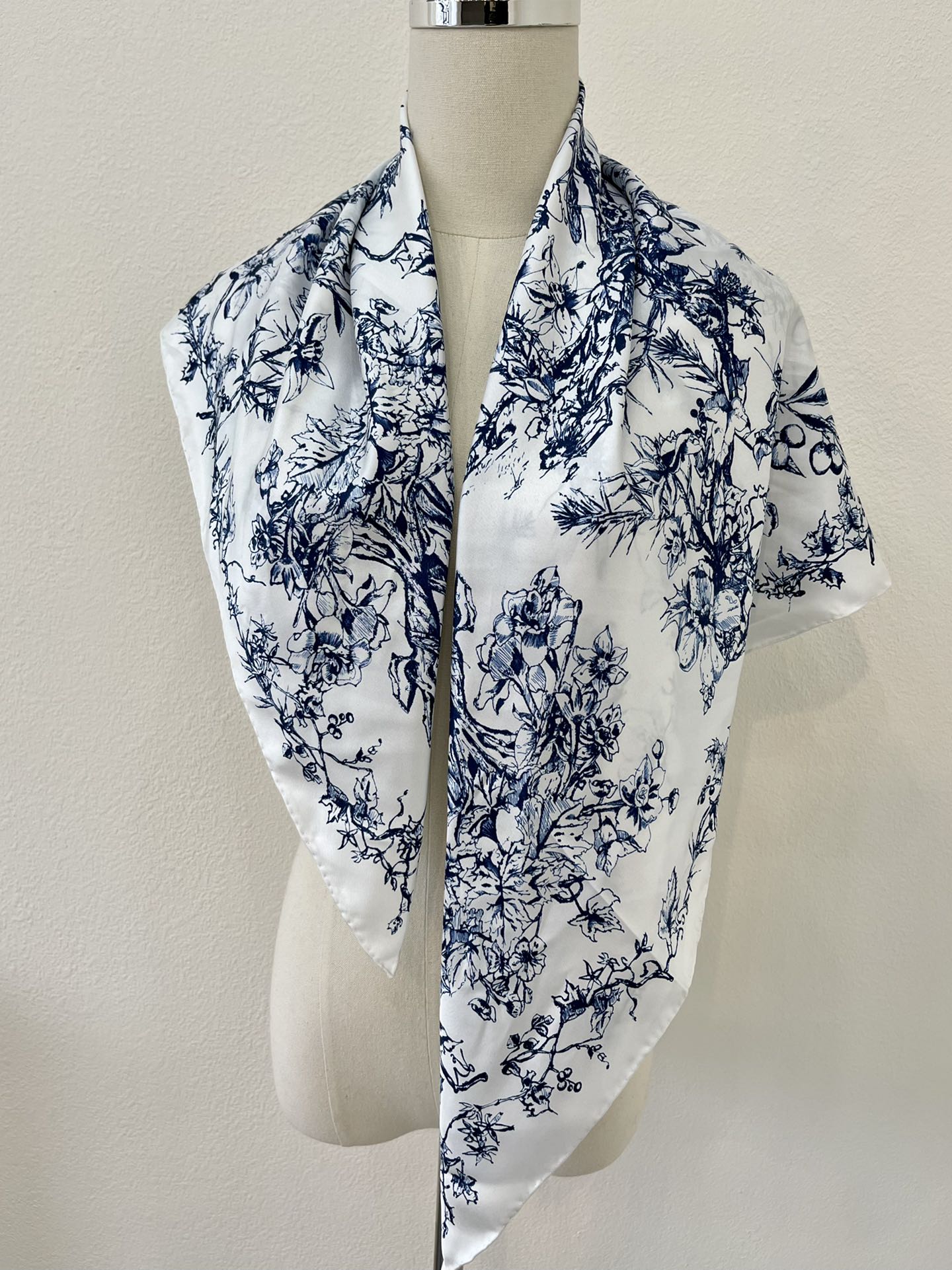 Dior迪奥100%真丝茹伊印花方巾