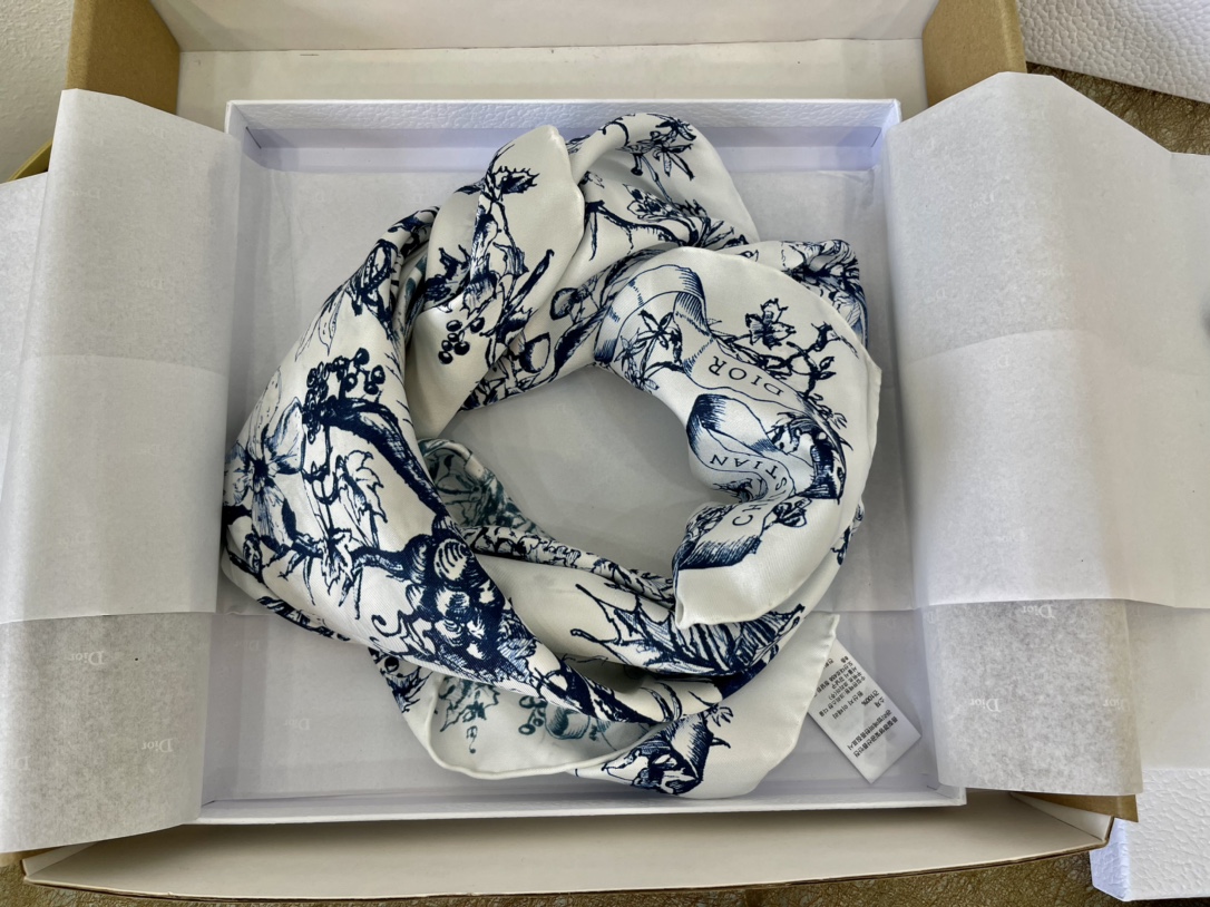 Dior迪奥100%真丝茹伊印花方巾