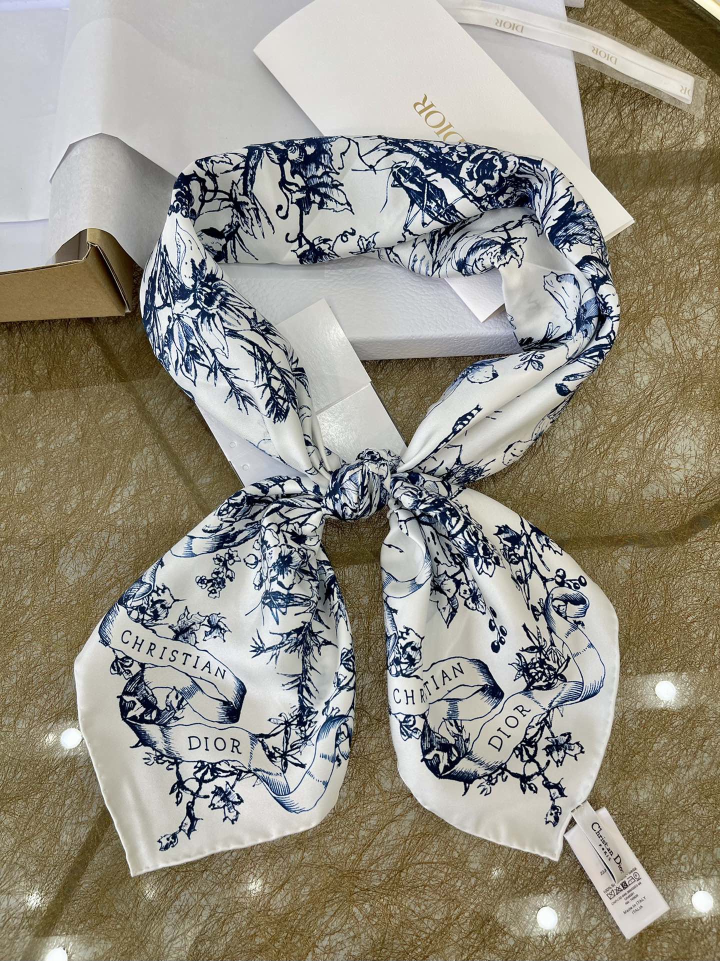 Dior迪奥100%真丝茹伊印花方巾