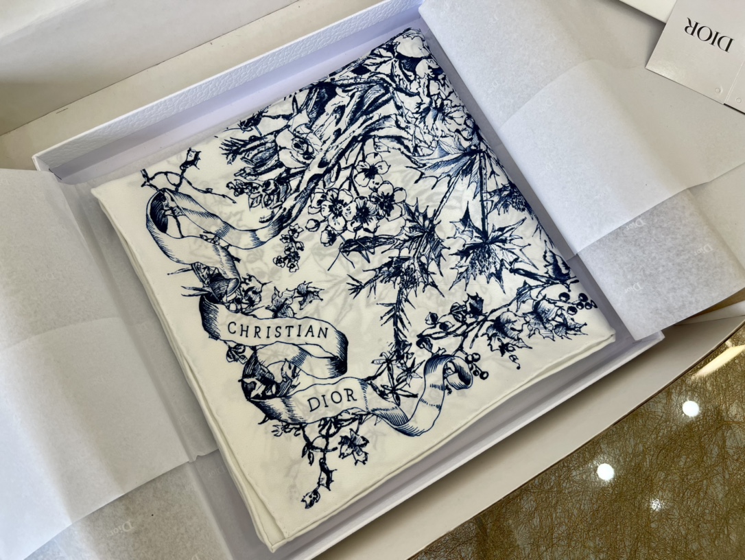 Dior迪奥100%真丝茹伊印花方巾