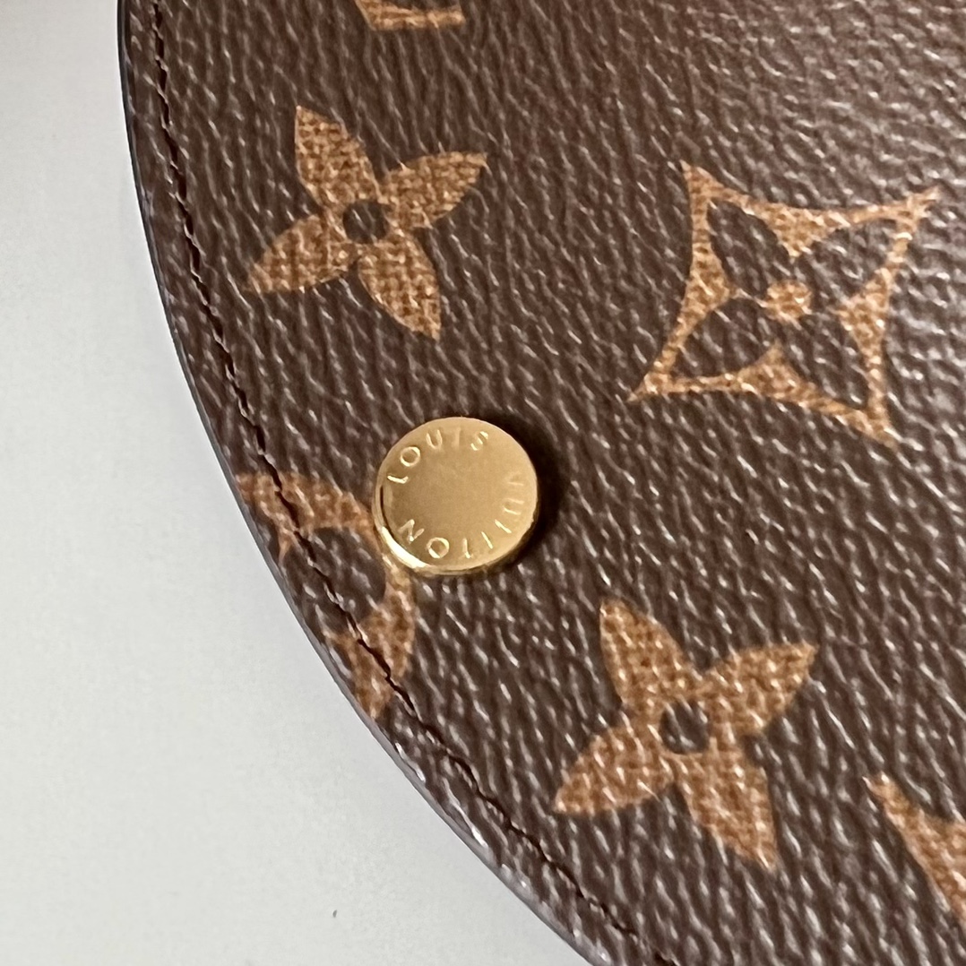 芯片版M62361老花紫红！金扣小巧玲珑却极为实用此款多彩信封式零钱包是现代女性都市生活中的完美伴侣身材