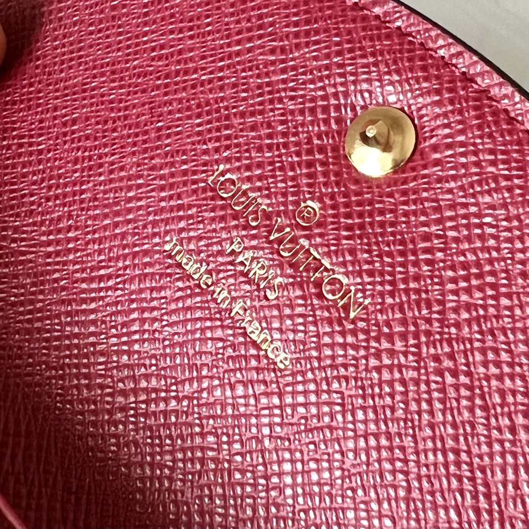 芯片版M62361老花紫红！金扣小巧玲珑却极为实用此款多彩信封式零钱包是现代女性都市生活中的完美伴侣身材