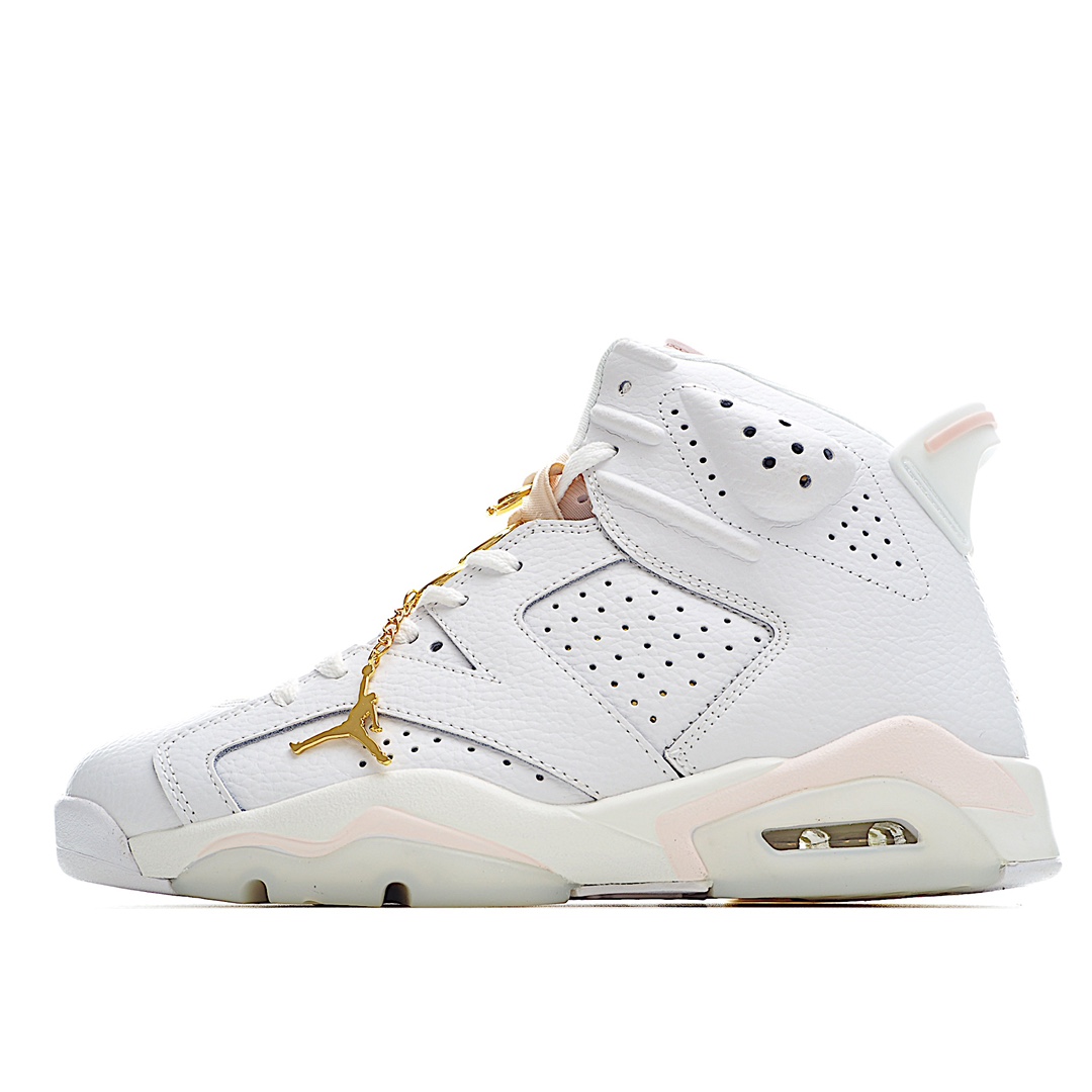 J0 Air Jordan AJ6 乔丹6代 “DMP” 白粉 原楦原纸板开发 无任何色差 鞋面以白色为主调，使用荔枝皮面料打造，彰显出满满的奢华质感。淡粉色的细节点缀在鞋舌、后跟提环及中底两侧，表现出粉嫩清新的视觉效果。整双鞋的设计灵感来源于金色耳环，鞋舌处金色的圆环、鞋带扣以及钥匙扣 Jumpman Logo 点缀，简直就是为可爱的女生专门打造。金色刺绣 Jumpman Logo 置于后跟位置，细节设计十分出众。