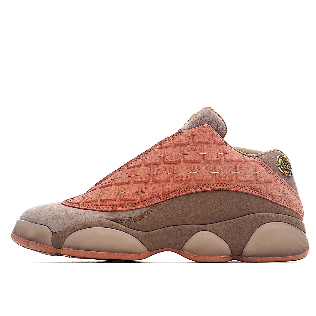 K0 真碳顶级 AJ13 兵马俑 陈冠希 CLOT x Air Jordan 13 Low “Terracotta”AJ13兵马俑 陈冠希亲自设计打造最大亮点在于鞋面以格状纹理呈现，添加线材贯穿，不禁让人联想到金缕玉衣或兵马俑这些极具中国特色的文化元素编码 Clot与AirJordan飞人文化交合 官方原盒
