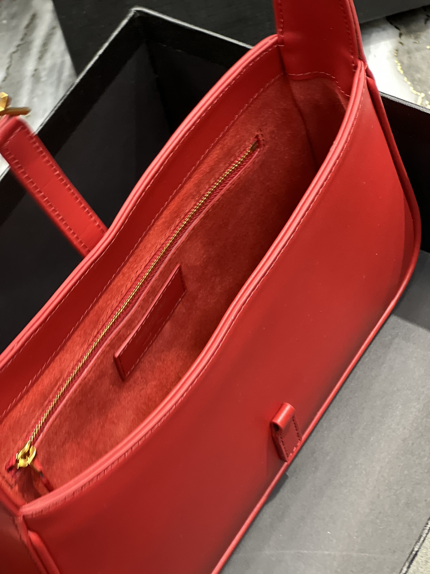 原厂皮红色平纹_春夏新款腋下包Le5A7Bag强推️今年的宝藏包包之一！极简外形+金属logo扣开合设计