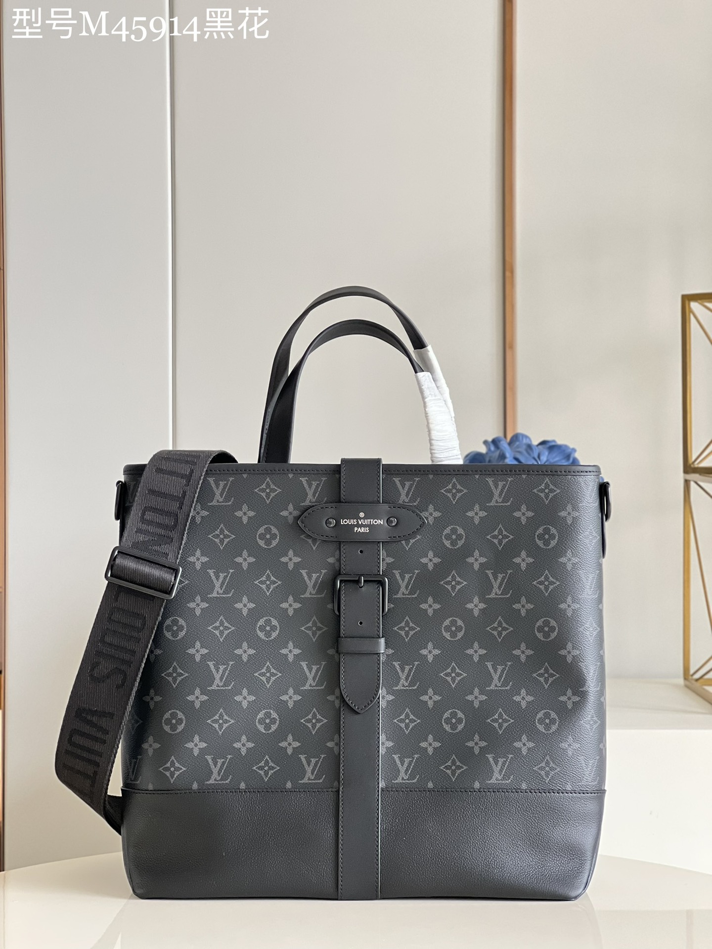 NO:399663,[Exclusive real photo M45914 Black Flower] This Saumur tote bag is inspired by Louis Vuitton's iconic Saumur handbag born in 1986, giving it a trendy temperament. Monogram Eclipse is paired with a traditional leather detailing that highlights the brand's box making box, including a buckle strap with implicit magnetic buckle. Size 38 x 37 x 13 cm MD.750 [Warm reminder that this bag is too big and does not match the packaging!  】,LV【Original Factory】,louis vuitton,louis vuitton,totes19860909【独家实拍M45914 黑花】本款 Saumur 托特包以诞生于 1986 年的路易威登标志性 Saumur 手袋为灵感,赋予潮流气质.Monogram Eclipse 搭配彰显品牌制箱传统的皮革细节设计,包括暗含磁扣的搭扣肩带.尺寸38 x 37 x 13 厘米 MD.750【温馨提示此款包包太大,不配包装！】,LV【原厂皮】,louis vuitton,louis vuitton,totes,Bag