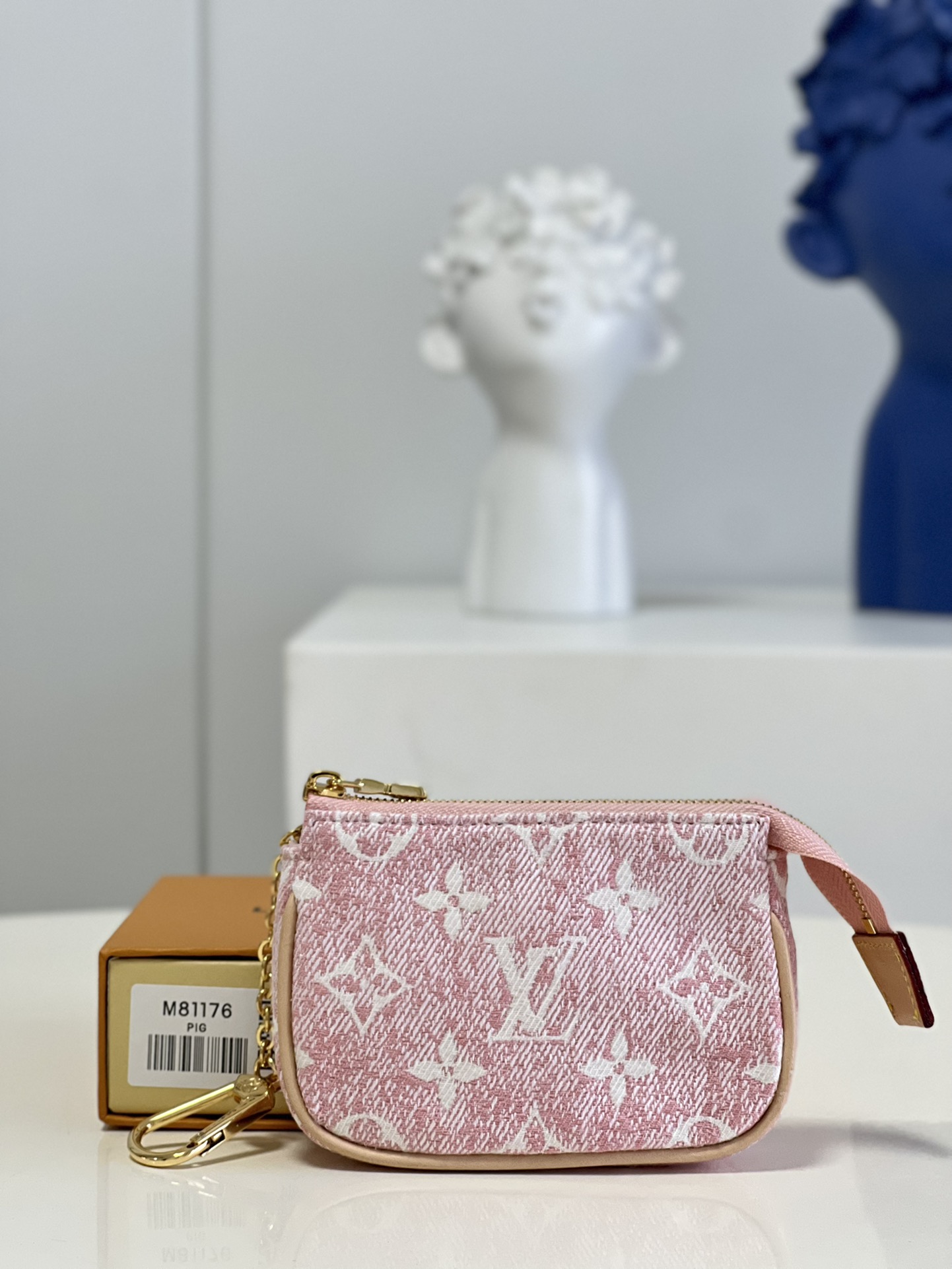 NO:398479,【Exclusive real-life M81176 powder】This Micro Pochette Accessoires clutch is integrated with Monogram jacquard tannin and cowhide, and relies on the jacquard knitting process to recreate the classic Monogram pattern and sand-washed tannin effect. The exquisite zipper design ensures safe storage, and the chain and hooks can be fixed to the handbag or belt. Size 11.0 x 7.0 x 2.0 cm (Length x Height x Width) a.,LV【Original Leather】,louis vuitton,handbag,cowhide19860909【独家实拍M81176粉】本款 Micro Pochette Accessoires 手拿包融合 Monogram 提花丹宁布和牛皮革饰边,依托提花针织工艺再现经典 Monogram 图案和砂洗丹宁效果.玲珑拉链设计确保稳妥收纳,链条和钩扣可固定于手袋或腰带.尺寸11.0 x 7.0 x 2.0 厘米 (长 x 高 x 宽) a.,LV【原厂皮】,louis vuitton,handbag,cowhide,Bag