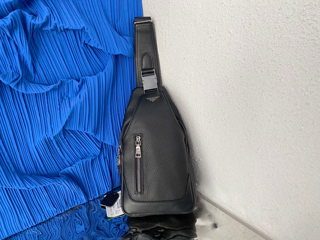 J0  普拉达 Prada  压花牛皮胸包 男士休闲斜挎包 采用精湛镶嵌细工，经典百搭 实物拍摄 原厂原版面料 配送小票防尘袋 32 x 15 cm。