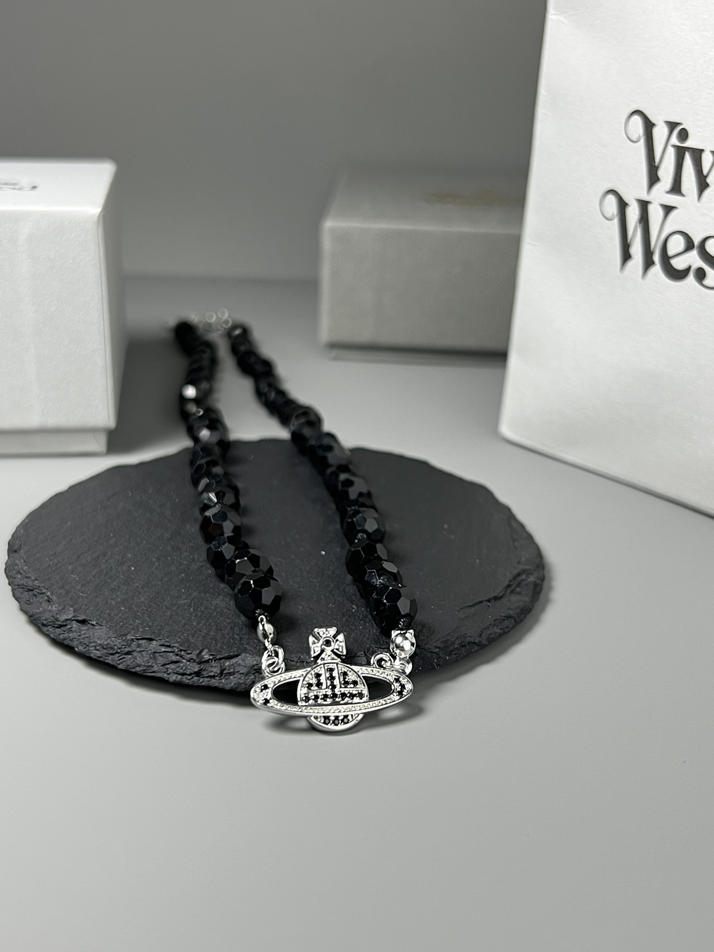 NO:104539,Vivienne Queen Mother Crystal Necklace, Saturn from the universe always gives people a mysterious and profound feeling. It is matched with a black crystal necklace, showing its noble temperament, and it is easy to match with any style of clothes. It is free to match it with any pressure-free. Queen Mother Crystal Necklace, necklace19860909Vivienne 西太后水晶项链,来自宇宙的土星总给人神秘深邃的感觉,搭配黑色水晶项链,尽显高贵气质,搭配任何风格衣服都游刃有余,随意搭配无压力,西太后项链,necklace,Jewelry