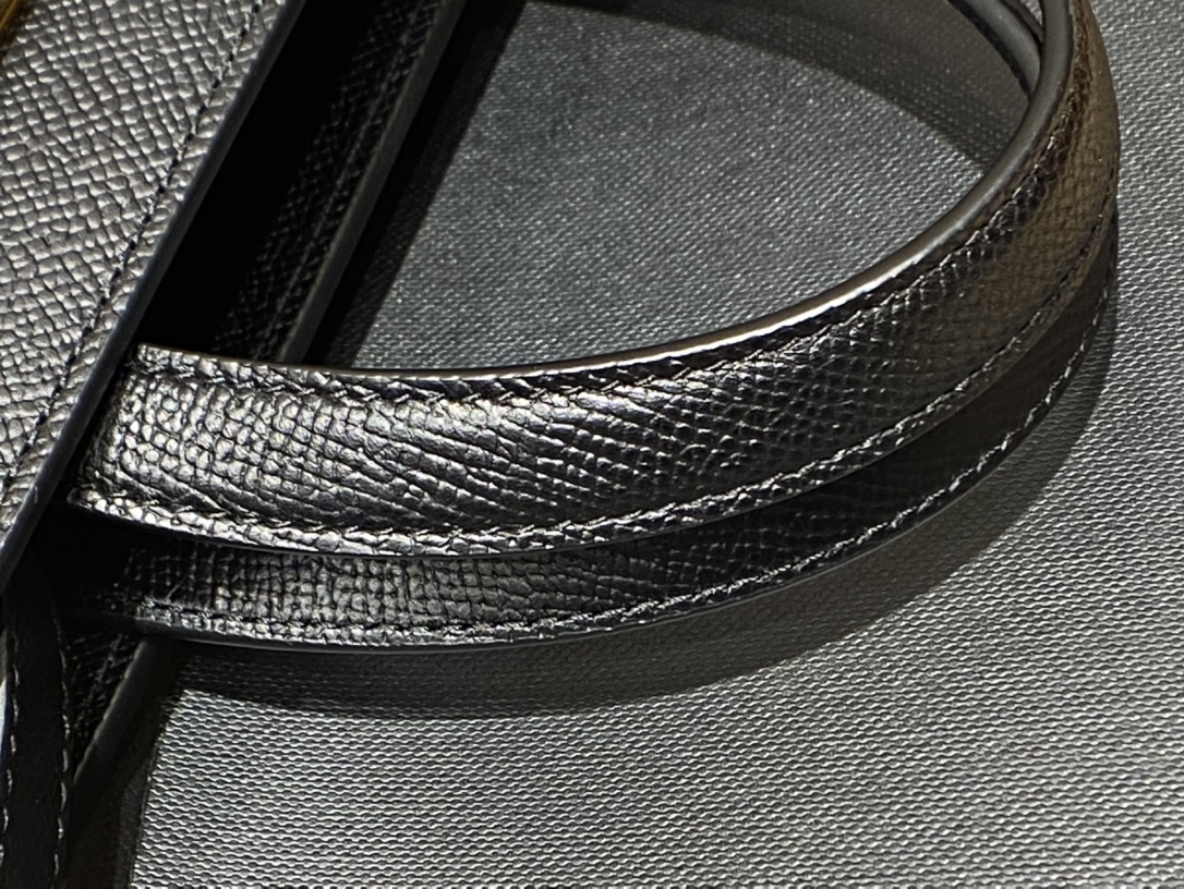 Ysl 𝑴𝑨𝑵𝑯𝑨𝑻𝑻𝑨𝑵 𝑵𝑨𝑵𝑶曼哈顿手提包 十字纹黑色金扣593741