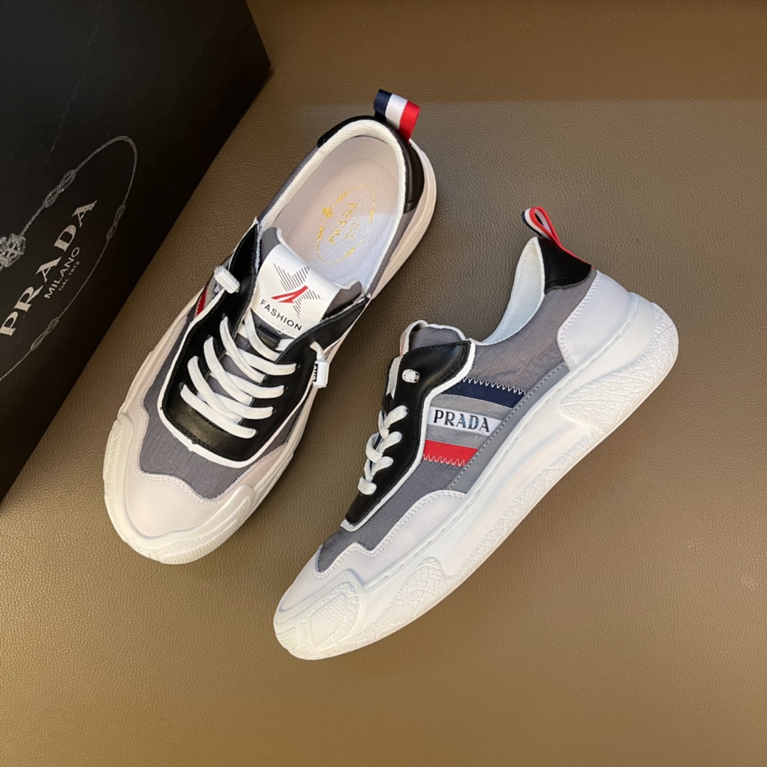 I5    普拉达～独特现代风运动鞋。专柜代购🏃休闲鞋😍😍 男士2022专柜同步发售，意大利进口原版品牌精选头柔软➕特殊材质。 拒绝脱色磨脚鞋底：原厂特供原版底，😍 超酷😍 法国懒人风格设计 ⚠️ 懒人套脚套脚 原单品质 超舒服原版底 。 适合户外司机驾车完美🚗🚗 ，男鞋