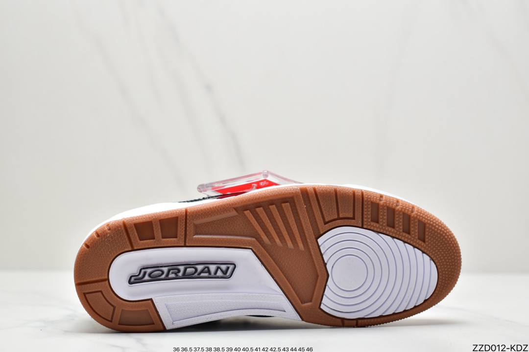 250 Air Jordan 3 GS Black/White 黑白鞋身整体以黑白搭配441140-022