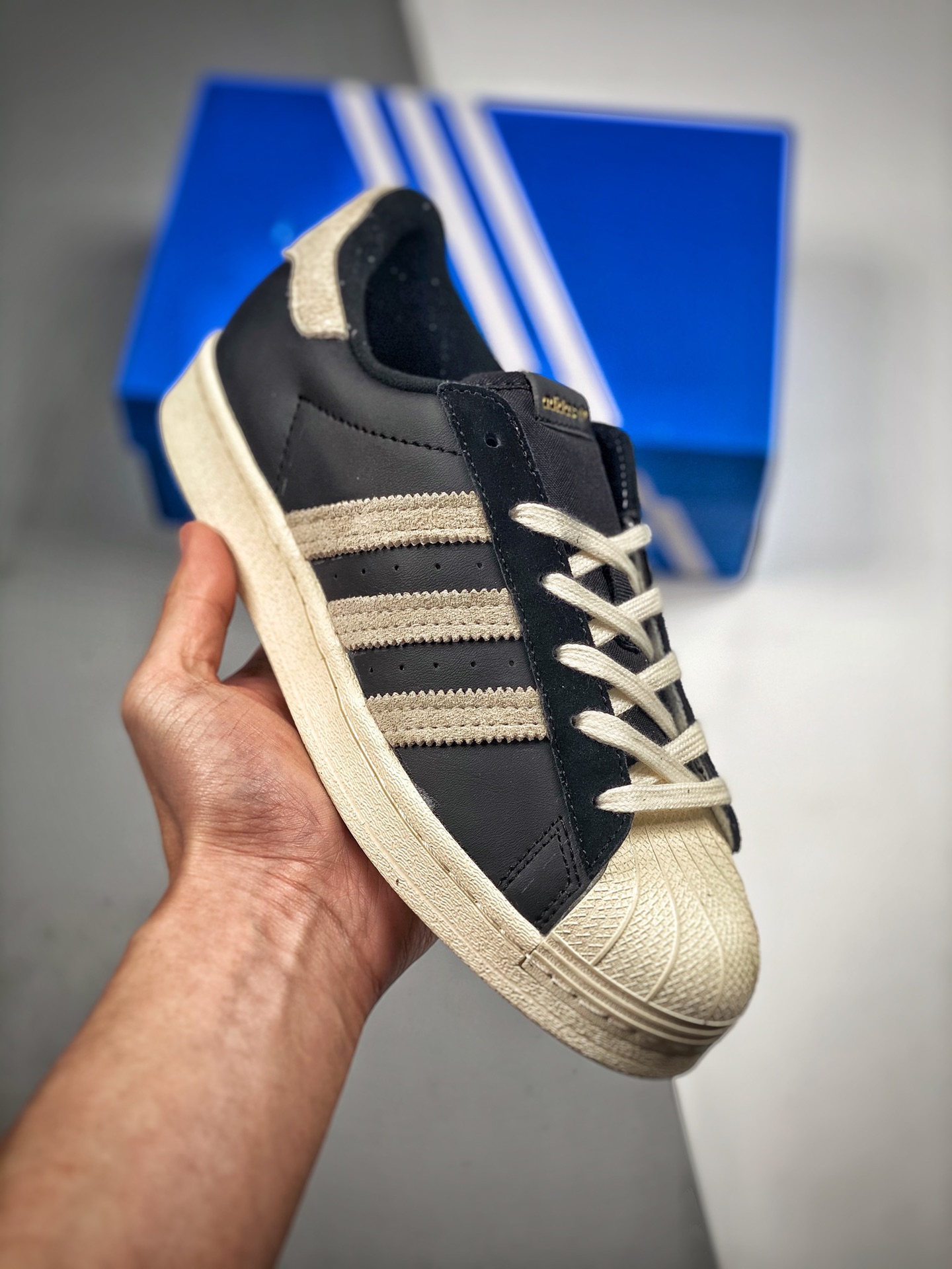 推手2 AD Originals SUPERSTAR W 黑色贝壳头 原装公司级实拍 采用全新头层拼接皮革材质 后跟采用特色3D立体印字 渠道正品订单 诠释市场最高工艺水平 全鞋进口头层皮料打造。区别市面普通真标版本，进出专柜无压力 ，货…