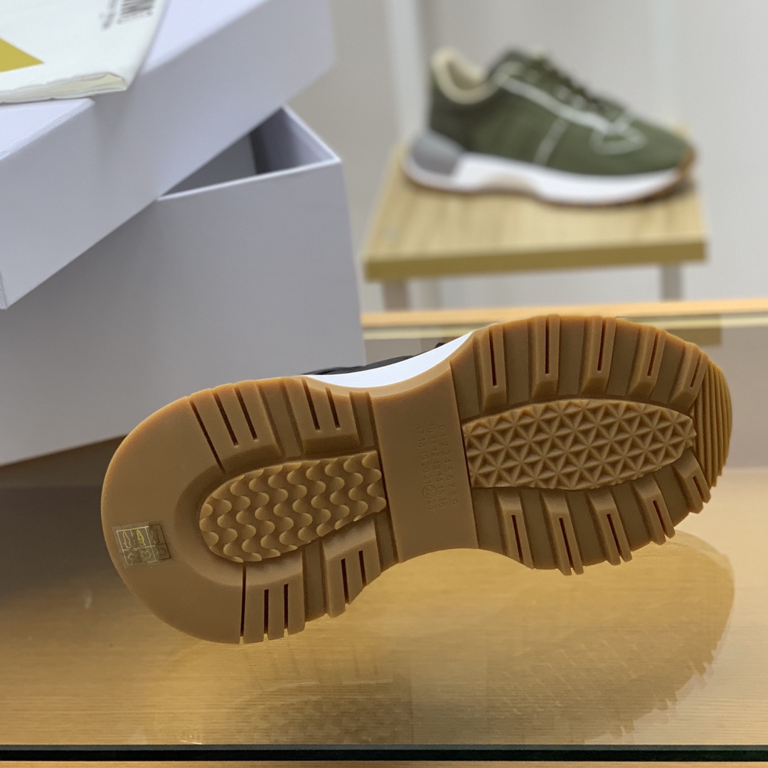 MM6   采用尼龙布拼接而成男士runner系列春夏老爹鞋