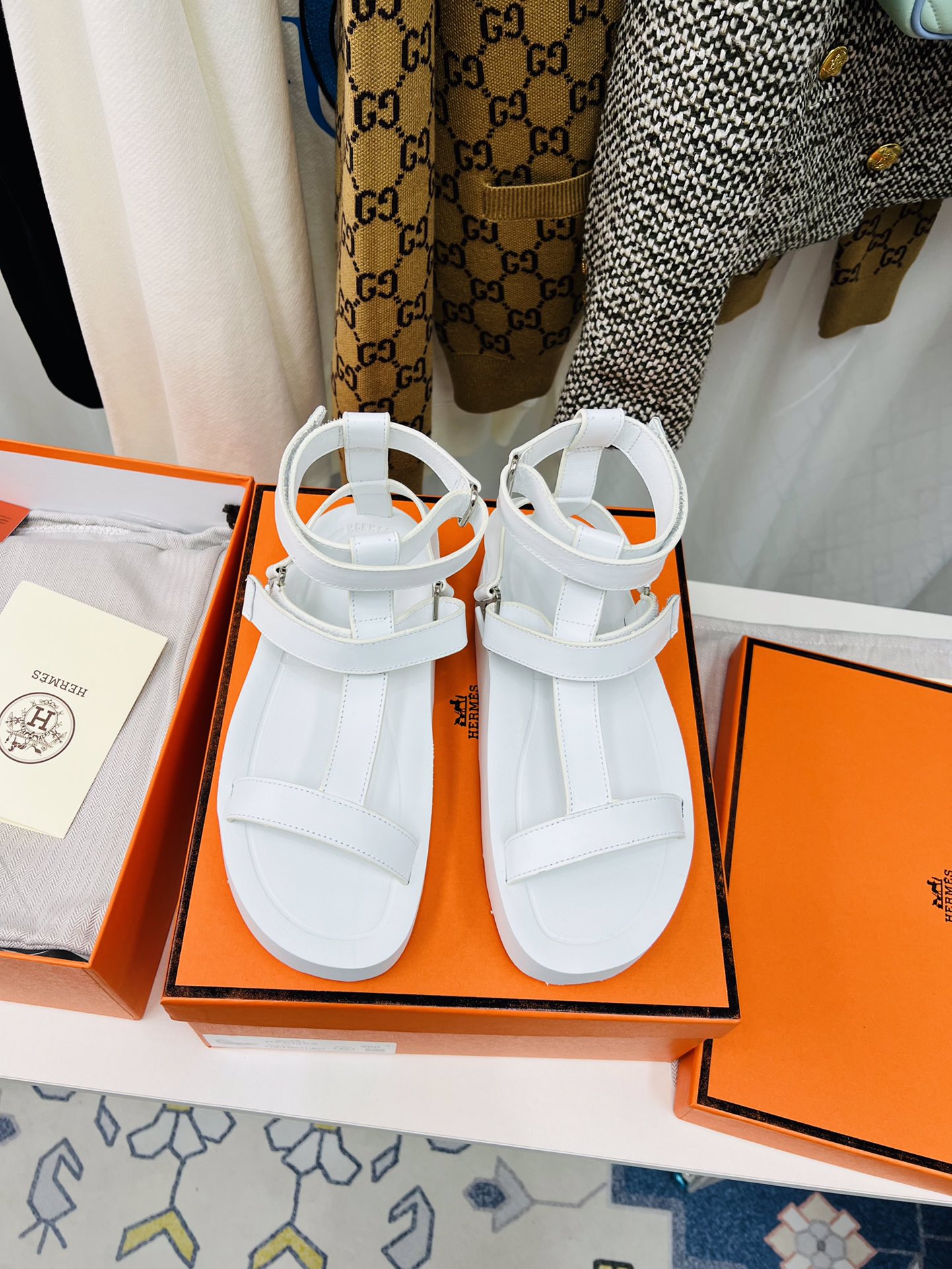 NO:259996,H Home 22 spring and summer show style~ Enid Sandal~ Warm and heal In this spring and summer series, the designer uses warm colors such as golden, bright orange and dark brown to interpret the sunny optimistic expectations. Simple and neat leather sandals are paired with exquisite metal triangle logos, which can also show a low-key fashionable feeling without dazzling LOGO. Leather upper wear-resistant non-slip sponge cake thick sole (5cm) Gilded craft triangle buckle Size 35-40 to adapt to the season and summer. Recommended to match with versatile casual..., sandals, sandals19860909H家22春夏走秀款~ Enid Sandal~温暖治愈 在本季春夏系列中,设计师运用金黄、亮橘及深棕等温暖色调,诠释了阳光般的乐观期许.简单利落的皮革凉鞋搭配精致的金属三角标,没有耀眼LOGO也能展现低调的时髦感. 真皮鞋面 耐磨防滑松糕厚底（5cm） 鎏金工艺三角扣 尺码 35-40 适应季节夏季. 推荐搭配百搭休闲..,凉鞋,sandals,Women's Shoes