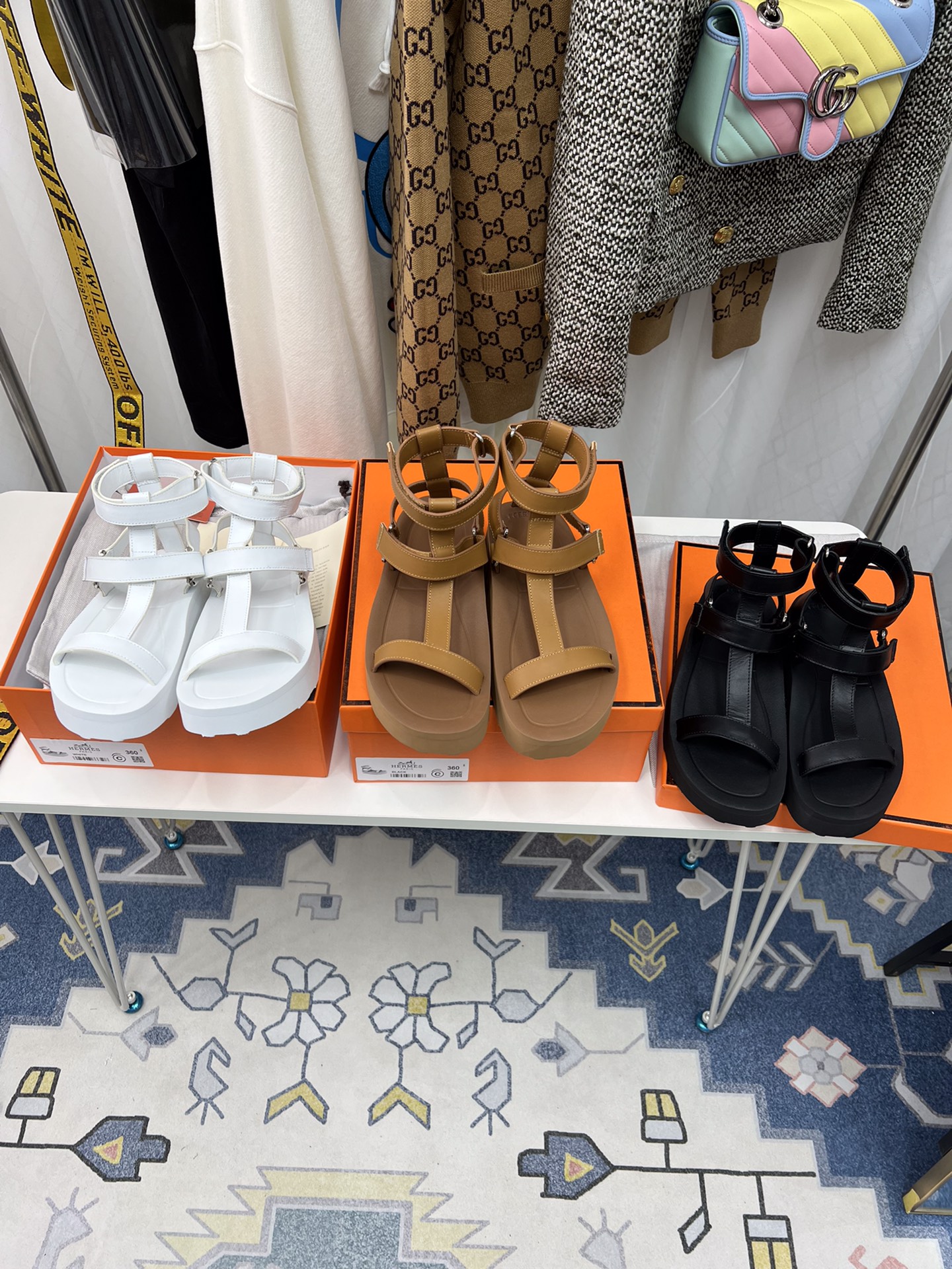 NO:259999,H Home 22 spring and summer show style~ Enid Sandal~ Warm and heal In this spring and summer series, the designer uses warm colors such as golden, bright orange and dark brown to interpret the sunny optimistic expectations. Simple and neat leather sandals are paired with exquisite metal triangle logos, which can also show a low-key fashionable feeling without dazzling LOGO. Leather upper wear-resistant non-slip sponge cake thick sole (5cm) Gilded craft triangle buckle Size 35-40 Adapt to the season and summer Recommended to match with versatile casual..., sandals, sandals19860909H家22春夏走秀款~ Enid Sandal~温暖治愈 在本季春夏系列中,设计师运用金黄、亮橘及深棕等温暖色调,诠释了阳光般的乐观期许.简单利落的皮革凉鞋搭配精致的金属三角标,没有耀眼LOGO也能展现低调的时髦感. 真皮鞋面 耐磨防滑松糕厚底（5cm） 鎏金工艺三角扣 尺码 35-40 适应季节夏季 推荐搭配百搭休闲...,凉鞋,sandals,Women's Shoes