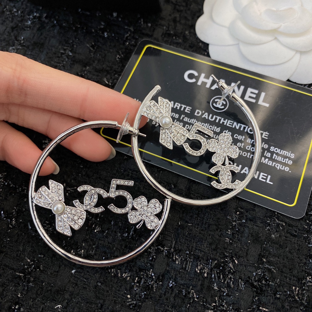  编码E1789   
🛍小香耳钉热销款火爆上新❣
🛍同步专柜‼️独家高端品质实拍图‼️代购级别‼️做工