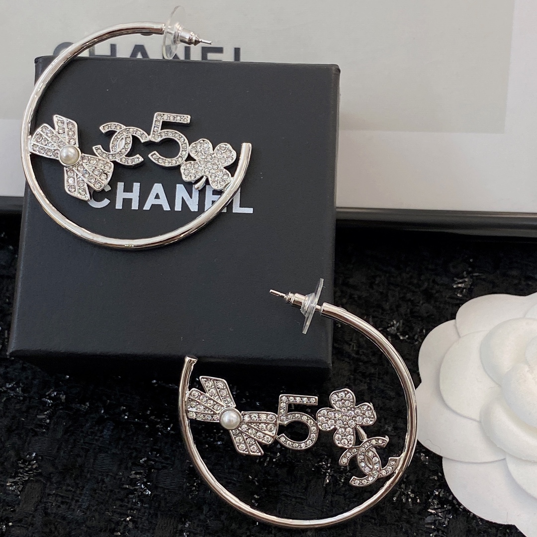  编码E1789   
🛍小香耳钉热销款火爆上新❣
🛍同步专柜‼️独家高端品质实拍图‼️代购级别‼️做工