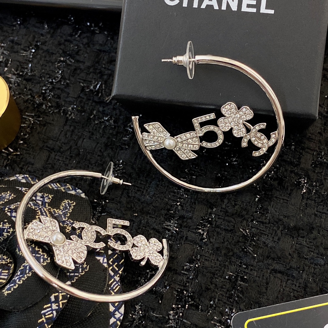  编码E1789   
🛍小香耳钉热销款火爆上新❣
🛍同步专柜‼️独家高端品质实拍图‼️代购级别‼️做工