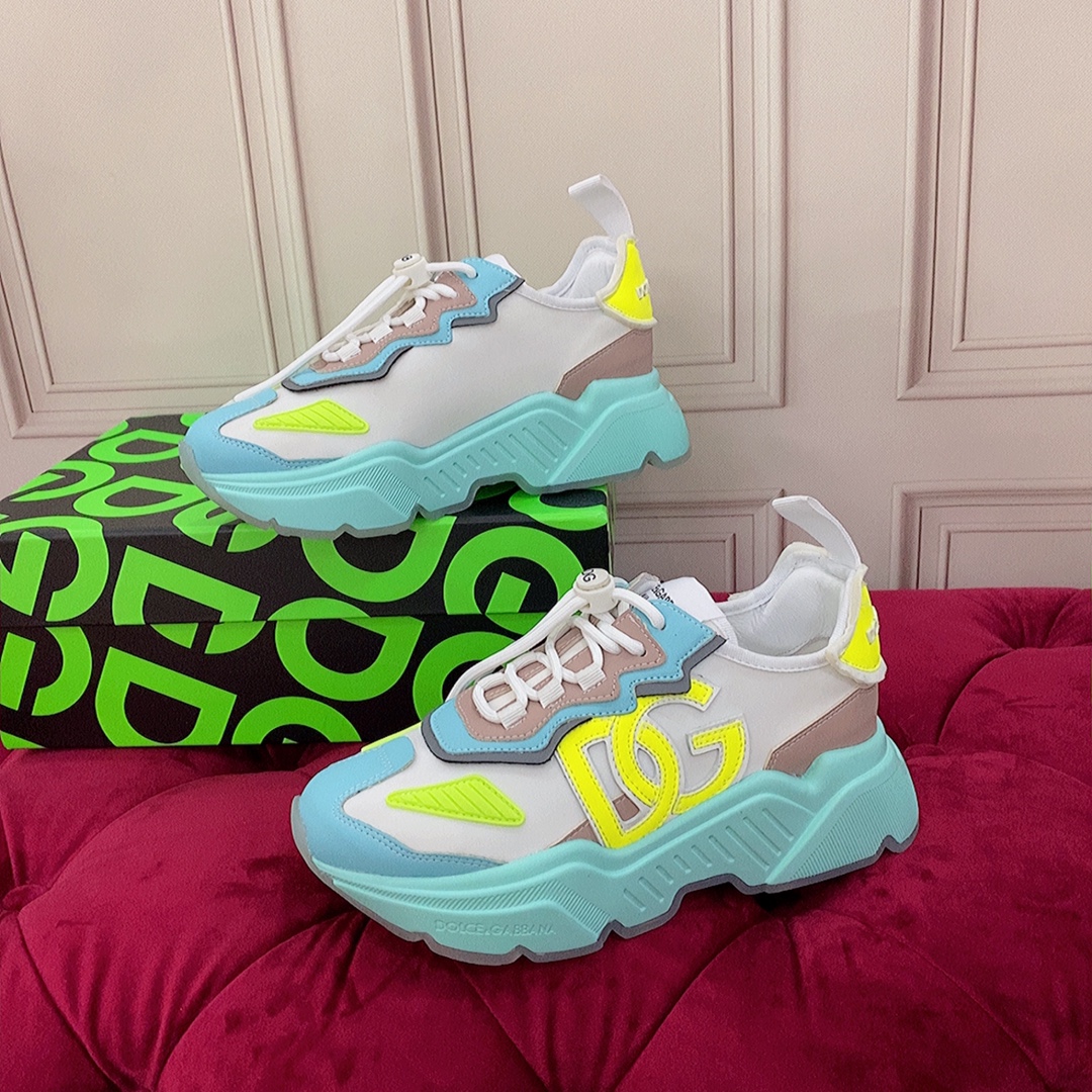 NO:167936,Women's style men's style high-end version high-quality brand outsole DOLCE & GABBANA new style top version high-end quality green box packaging brand outsole exclusive seiko custom-made on the market brand letter craftsmanship embellishes beautiful luxury shining exquisitely many people's favorites using high-end imported silk cowhide   imported lycra White silk sheep perfectly interprets the latest inspiration for shoes. Classic and fashion are integrated into luxury and dreams, fashion high-end quality. Size number for women 35-41 (41 custom made without return) men's style 38-45 Standard size, casual shoes/sports shoes, Dolce & Gabbana, sneakers, cowhide19860909女款 男款 高端版本 高质量 品牌大底DOLCE & GABBANA 新款 顶级版本 高端质量 绿色盒包装 品牌大底 独家精工定制上市 品牌字母工艺点缀绝美奢华闪耀 精湛的做众多人至爱采用高端进口丝绸牛皮 进口莱卡 白丝绸羊里 完美诠释鞋履最新灵感 经典与时尚融为一体奢华迷梦驾凌时尚高端品质 码数 女35-41（41订做不退换）男款38-45 标准码数,休闲鞋/运动鞋,Dolce&Gabbana,sneakers,cowhide,Women's Shoes