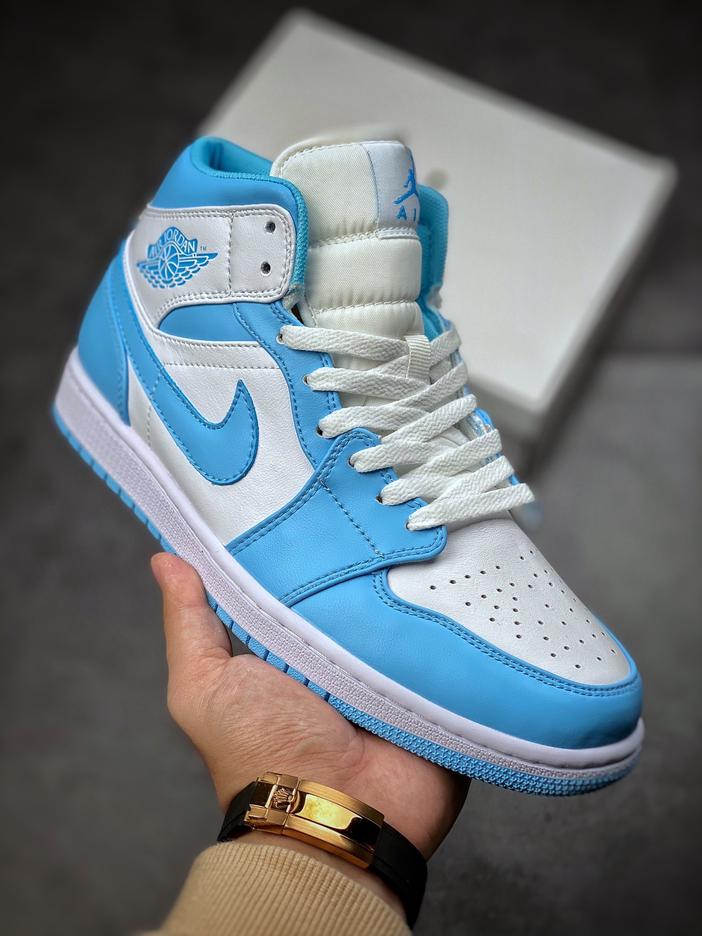 240  Air Jordan 1 Mid AJ1 乔丹1代中帮篮球鞋/UNC白蓝 北卡蓝复古BQ6472-141