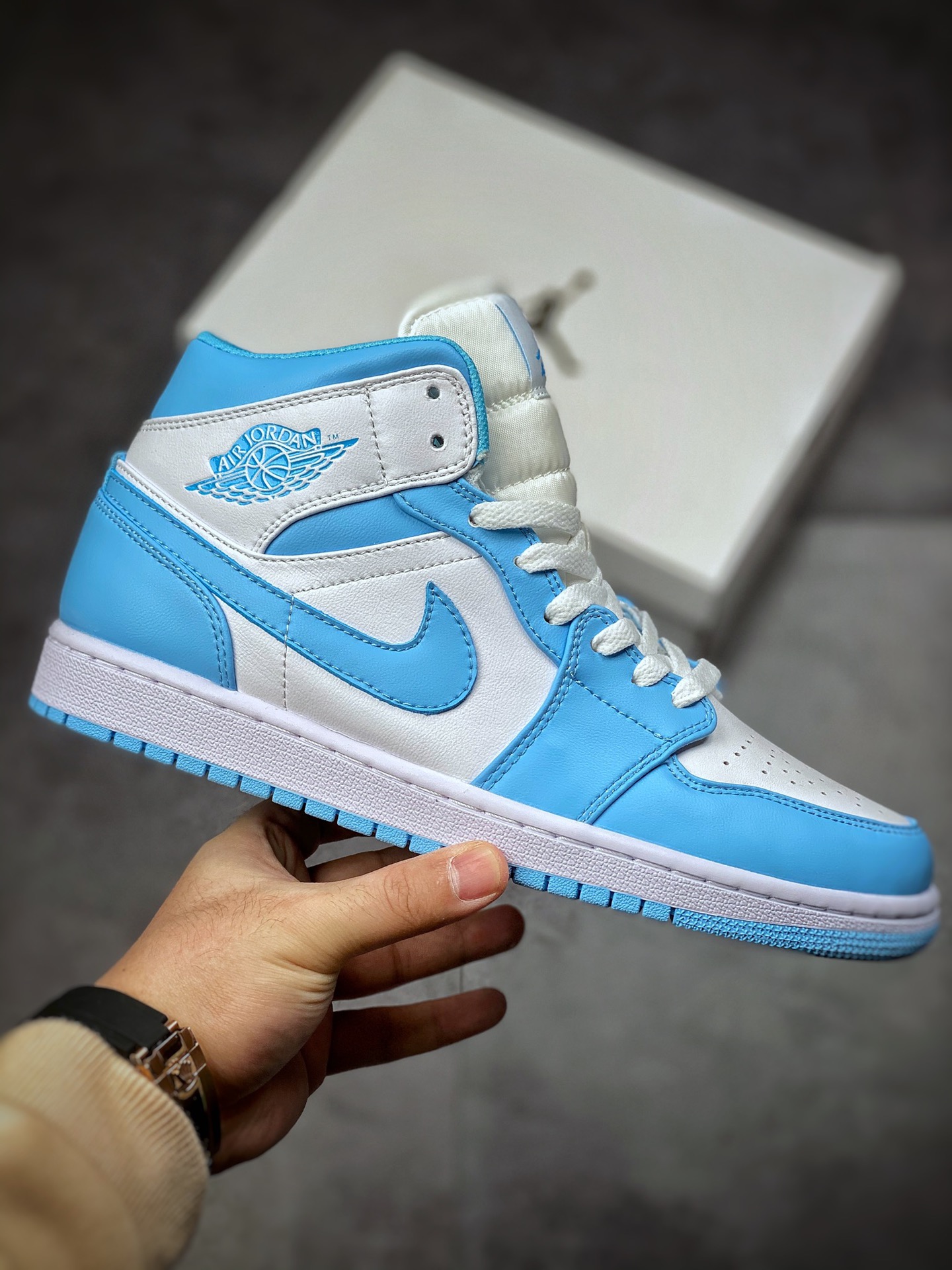 240  Air Jordan 1 Mid AJ1 乔丹1代中帮篮球鞋/UNC白蓝 北卡蓝复古BQ6472-141