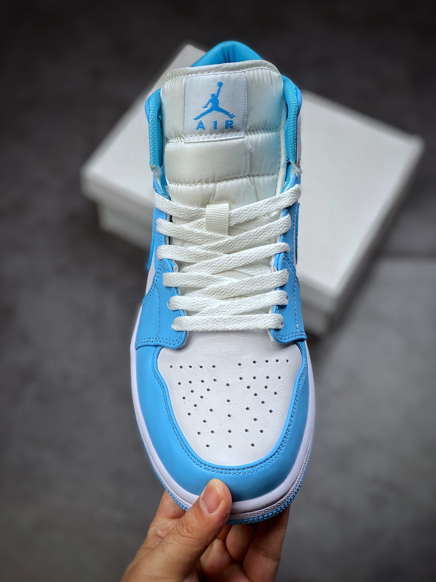 240  Air Jordan 1 Mid AJ1 乔丹1代中帮篮球鞋/UNC白蓝 北卡蓝复古BQ6472-141