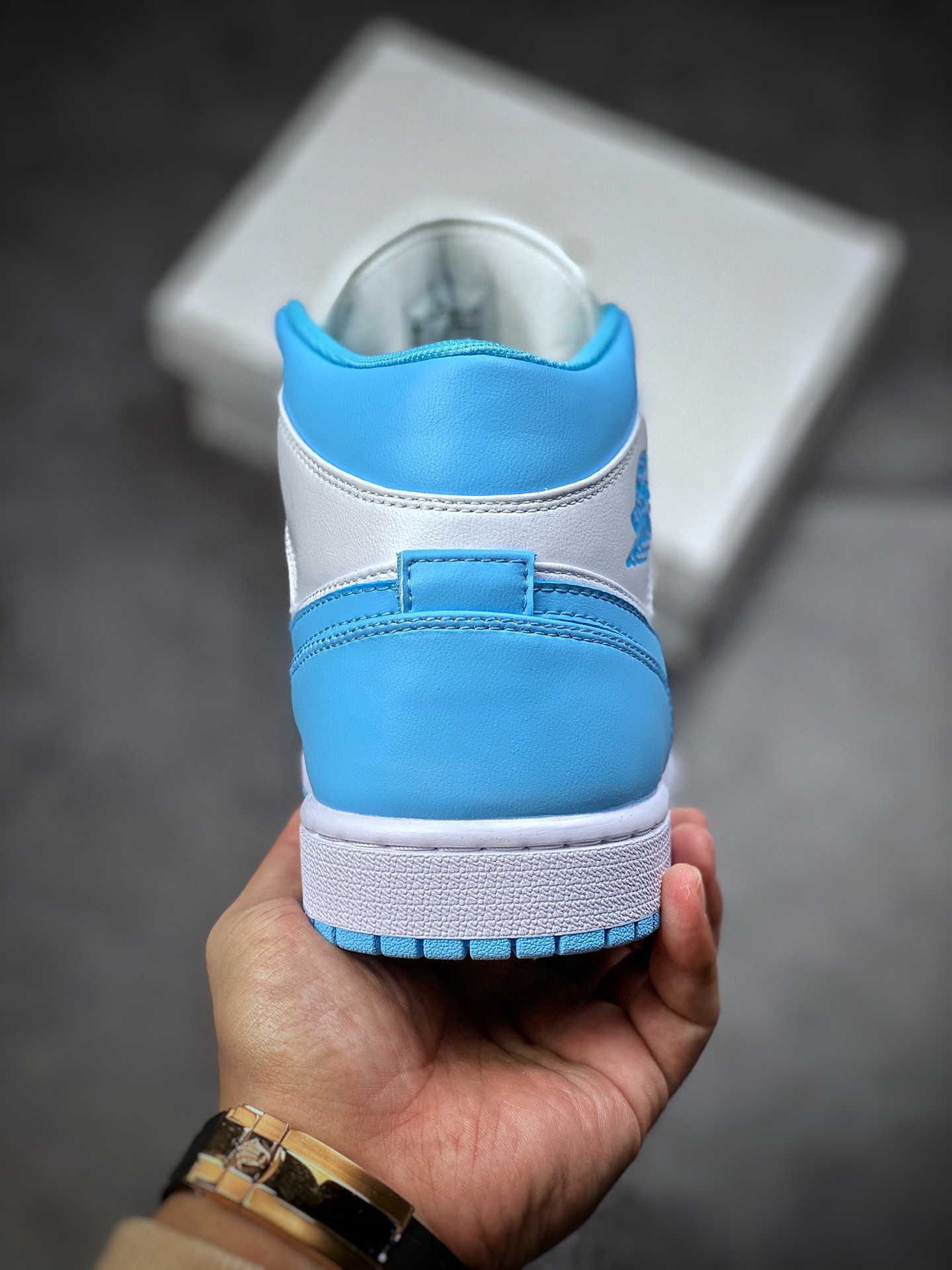 240  Air Jordan 1 Mid AJ1 乔丹1代中帮篮球鞋/UNC白蓝 北卡蓝复古BQ6472-141