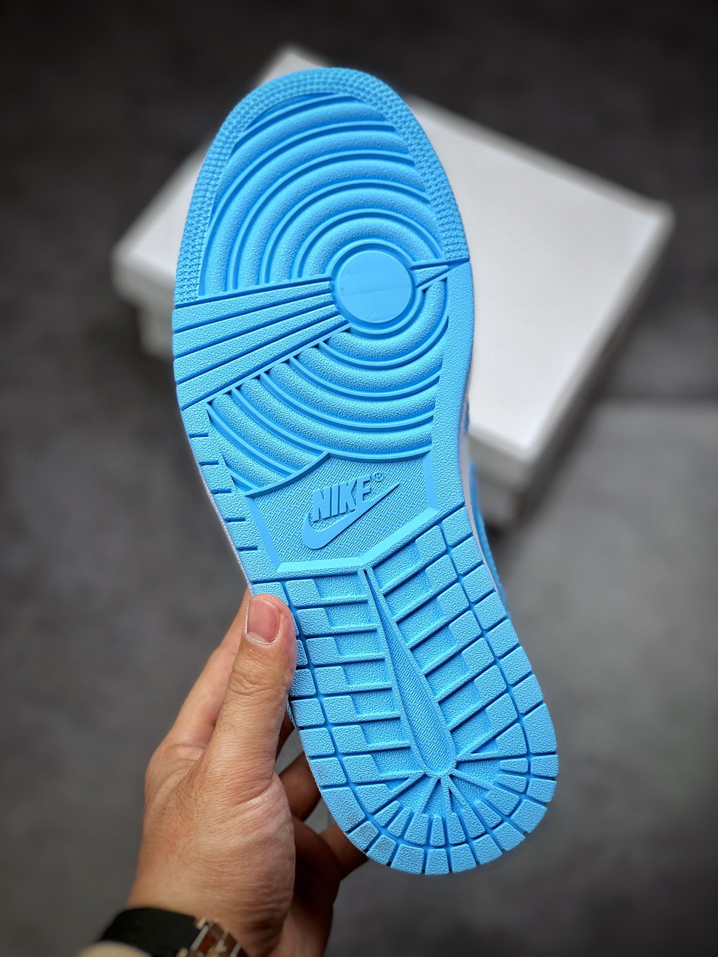 240  Air Jordan 1 Mid AJ1 乔丹1代中帮篮球鞋/UNC白蓝 北卡蓝复古BQ6472-141