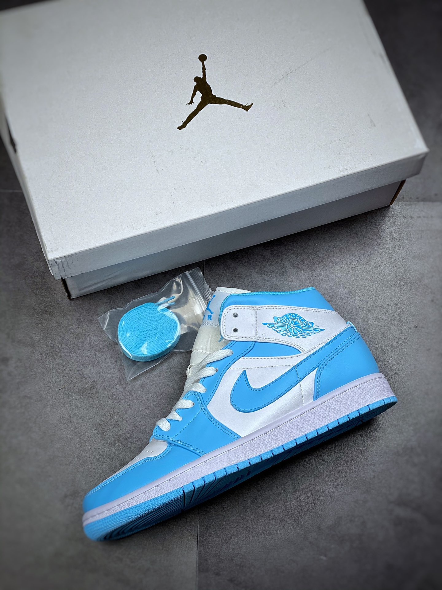 240  Air Jordan 1 Mid AJ1 乔丹1代中帮篮球鞋/UNC白蓝 北卡蓝复古BQ6472-141