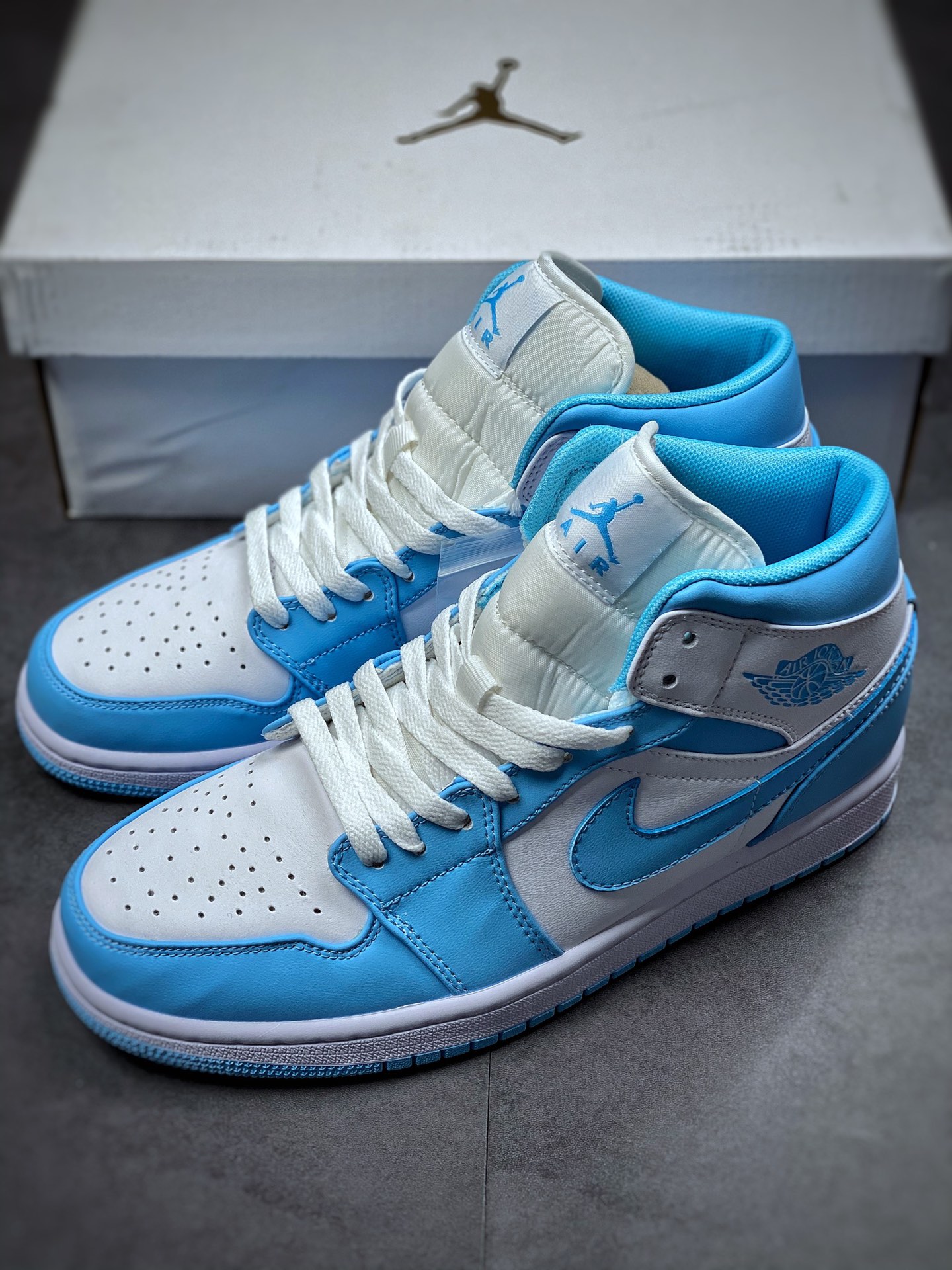 240  Air Jordan 1 Mid AJ1 乔丹1代中帮篮球鞋/UNC白蓝 北卡蓝复古BQ6472-141