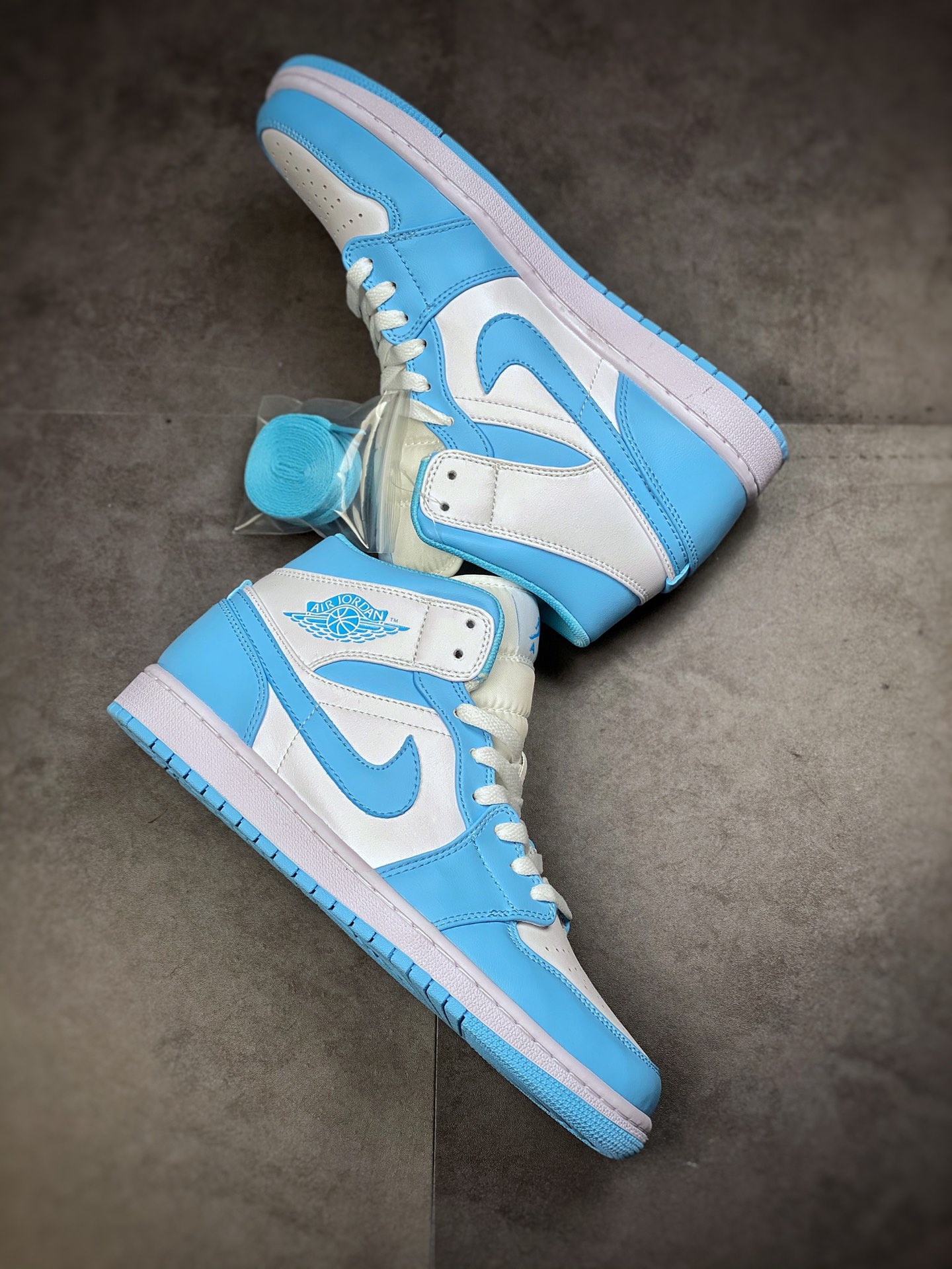 240  Air Jordan 1 Mid AJ1 乔丹1代中帮篮球鞋/UNC白蓝 北卡蓝复古BQ6472-141