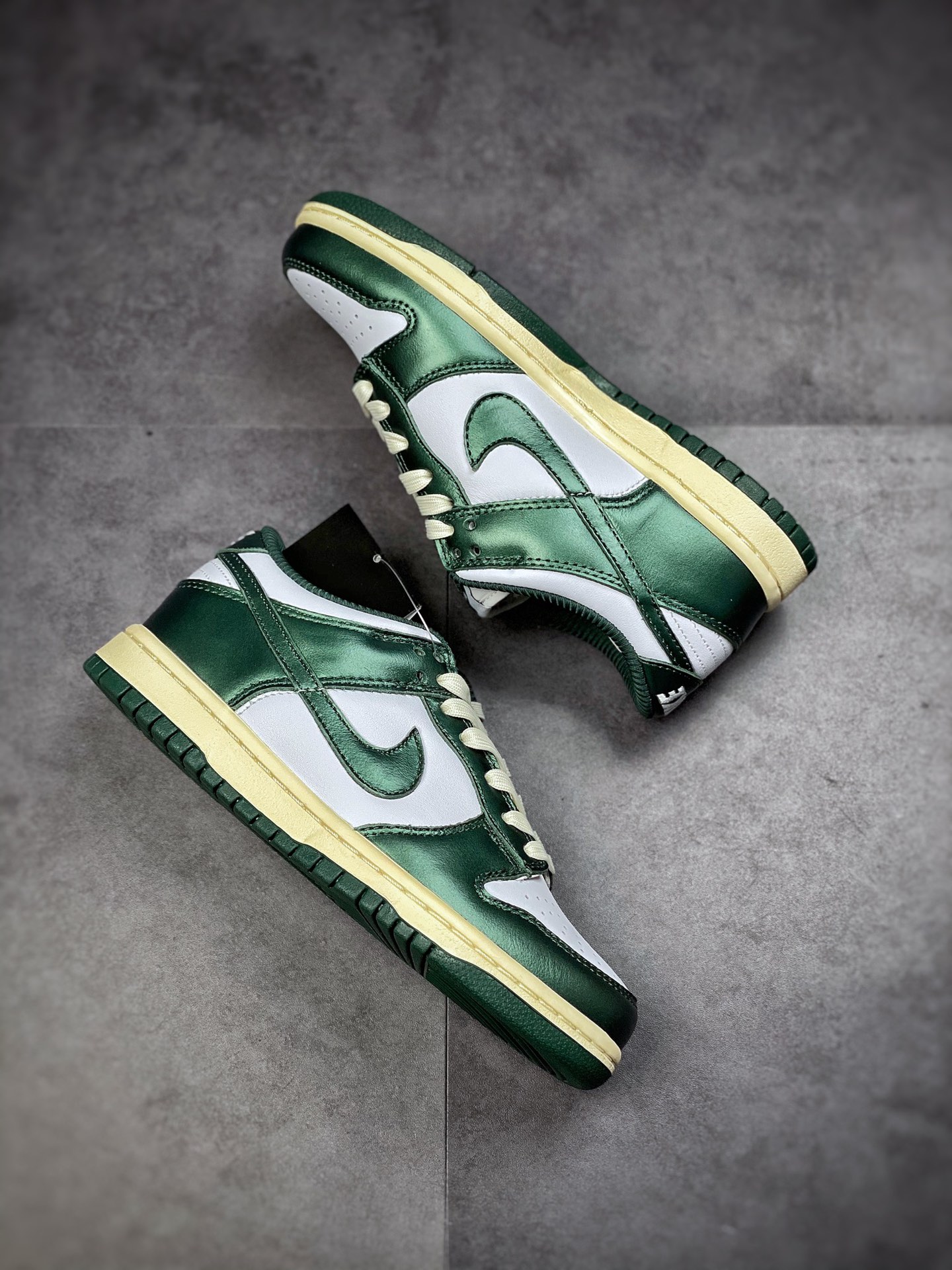 300  Nike Dunk Low “Vintage Green” 复古白绿 DQ8580-100