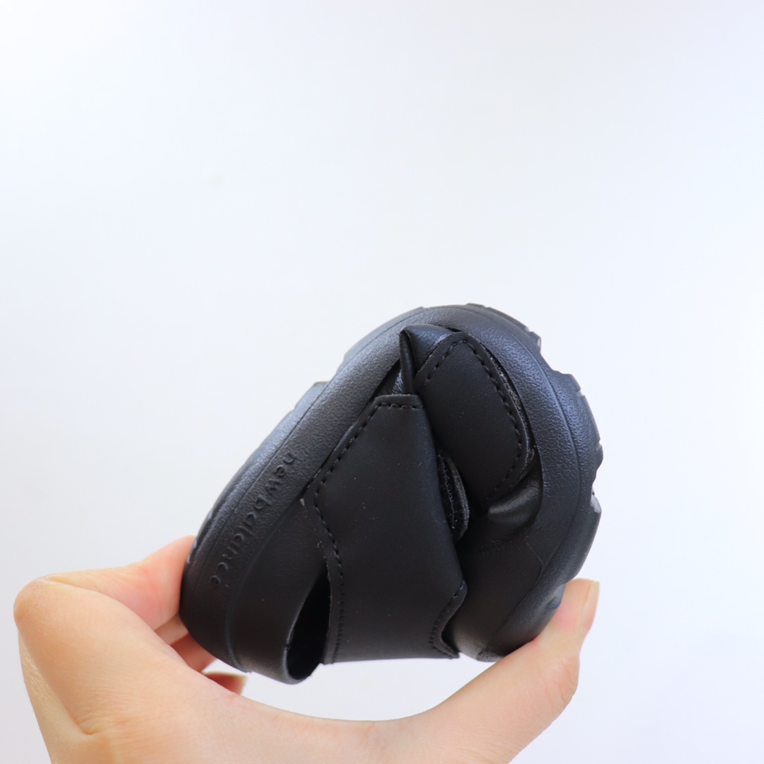 图片[6]-专G版ＮＢ护脚沙滩凉鞋‼️ 前面两个魔术贴粘贴的，都可以打开的还加松紧带！NB家的凉鞋做出来除了百搭就是舒服！🔥🔥 拥有一些特别的凉鞋真的是太重要了🌝🙈上脚非常舒服，NB家的运动款凉鞋想要的宝宝必入呀❤-选品中心