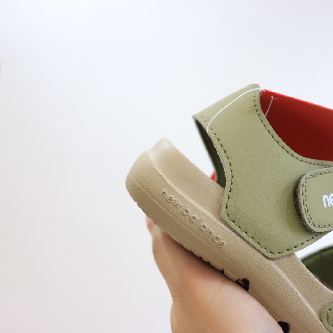 图片[7]-专G版ＮＢ护脚沙滩凉鞋‼️ 前面两个魔术贴粘贴的，都可以打开的还加松紧带！NB家的凉鞋做出来除了百搭就是舒服！🔥🔥 拥有一些特别的凉鞋真的是太重要了🌝🙈上脚非常舒服，NB家的运动款凉鞋想要的宝宝必入呀❤-选品中心