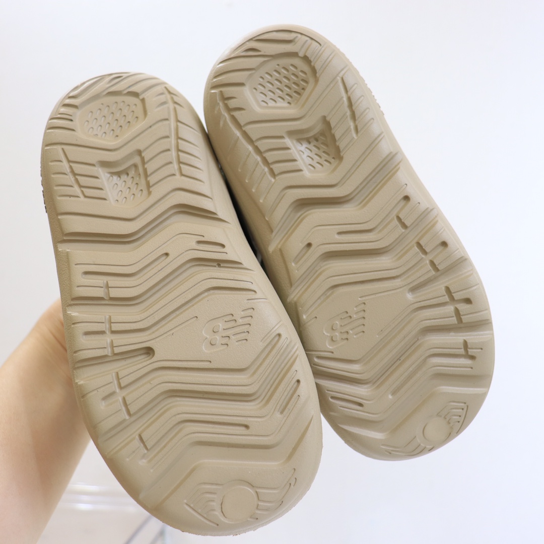 图片[8]-专G版ＮＢ护脚沙滩凉鞋‼️ 前面两个魔术贴粘贴的，都可以打开的还加松紧带！NB家的凉鞋做出来除了百搭就是舒服！🔥🔥 拥有一些特别的凉鞋真的是太重要了🌝🙈上脚非常舒服，NB家的运动款凉鞋想要的宝宝必入呀❤-选品中心