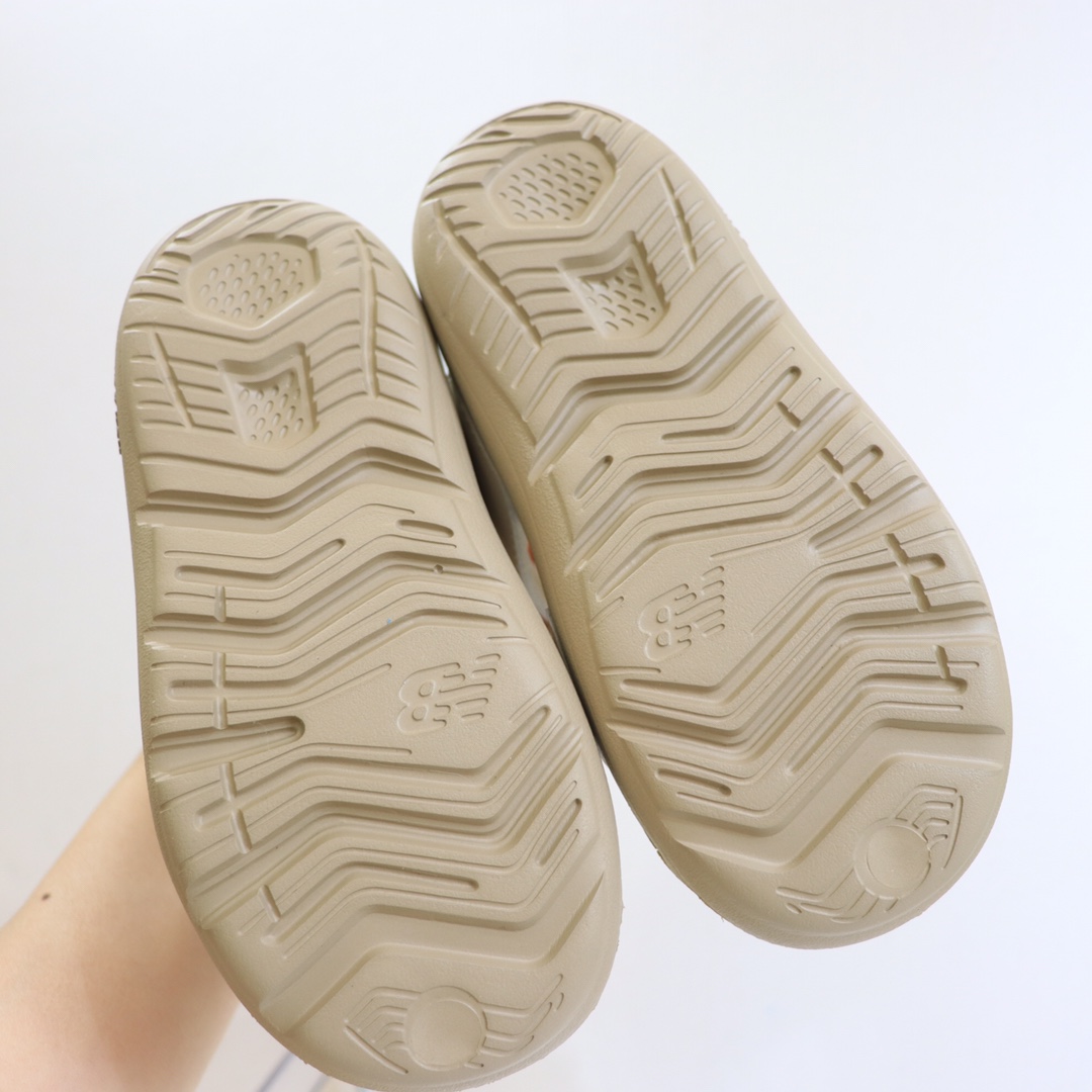 图片[9]-专G版ＮＢ护脚沙滩凉鞋‼️ 前面两个魔术贴粘贴的，都可以打开的还加松紧带！NB家的凉鞋做出来除了百搭就是舒服！🔥🔥 拥有一些特别的凉鞋真的是太重要了🌝🙈上脚非常舒服，NB家的运动款凉鞋想要的宝宝必入呀❤-选品中心