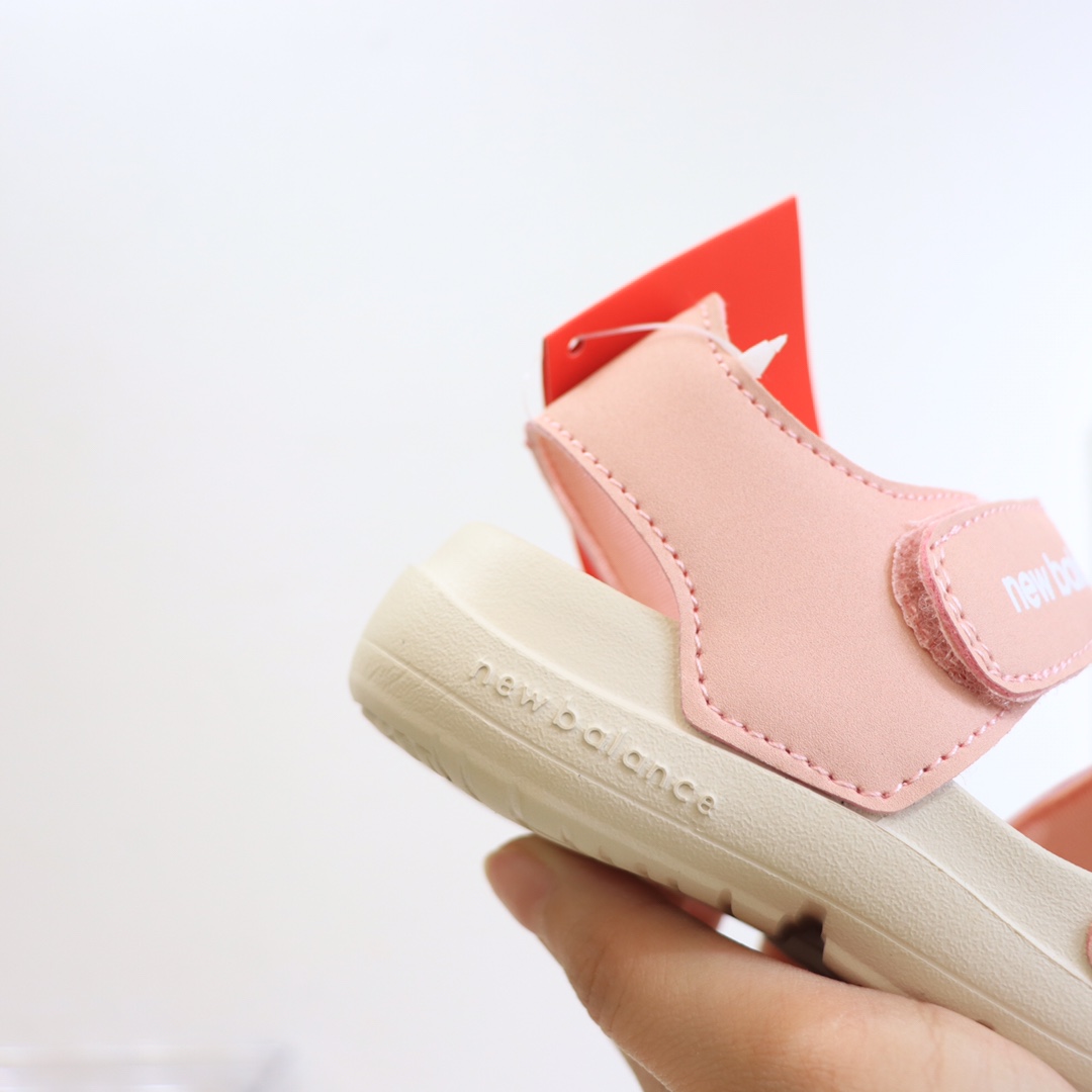 图片[7]-专G版ＮＢ护脚沙滩凉鞋‼️ 前面两个魔术贴粘贴的，都可以打开的还加松紧带！NB家的凉鞋做出来除了百搭就是舒服！🔥🔥 拥有一些特别的凉鞋真的是太重要了🌝🙈上脚非常舒服，NB家的运动款凉鞋想要的宝宝必入呀❤-选品中心