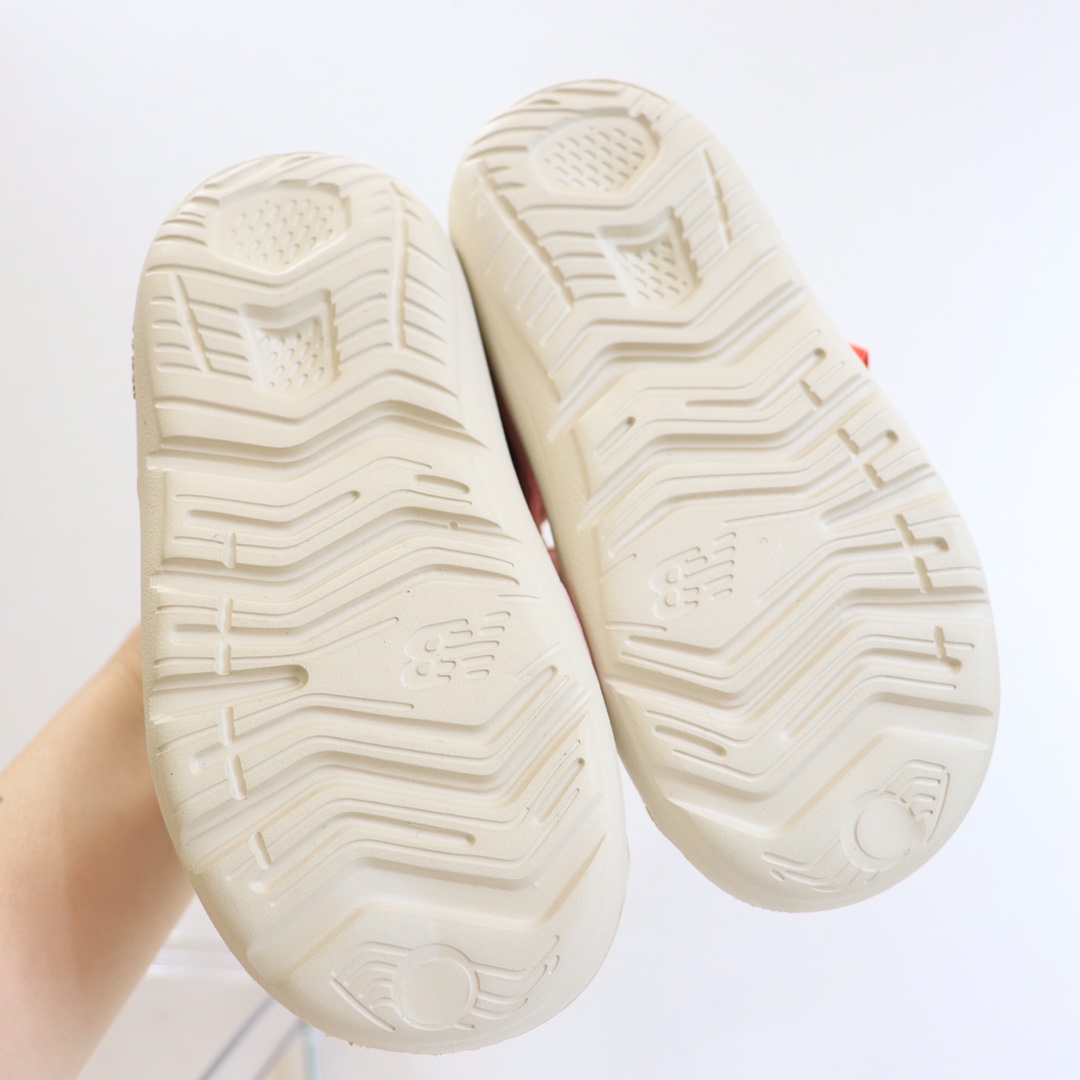 图片[9]-专G版ＮＢ护脚沙滩凉鞋‼️ 前面两个魔术贴粘贴的，都可以打开的还加松紧带！NB家的凉鞋做出来除了百搭就是舒服！🔥🔥 拥有一些特别的凉鞋真的是太重要了🌝🙈上脚非常舒服，NB家的运动款凉鞋想要的宝宝必入呀❤-选品中心