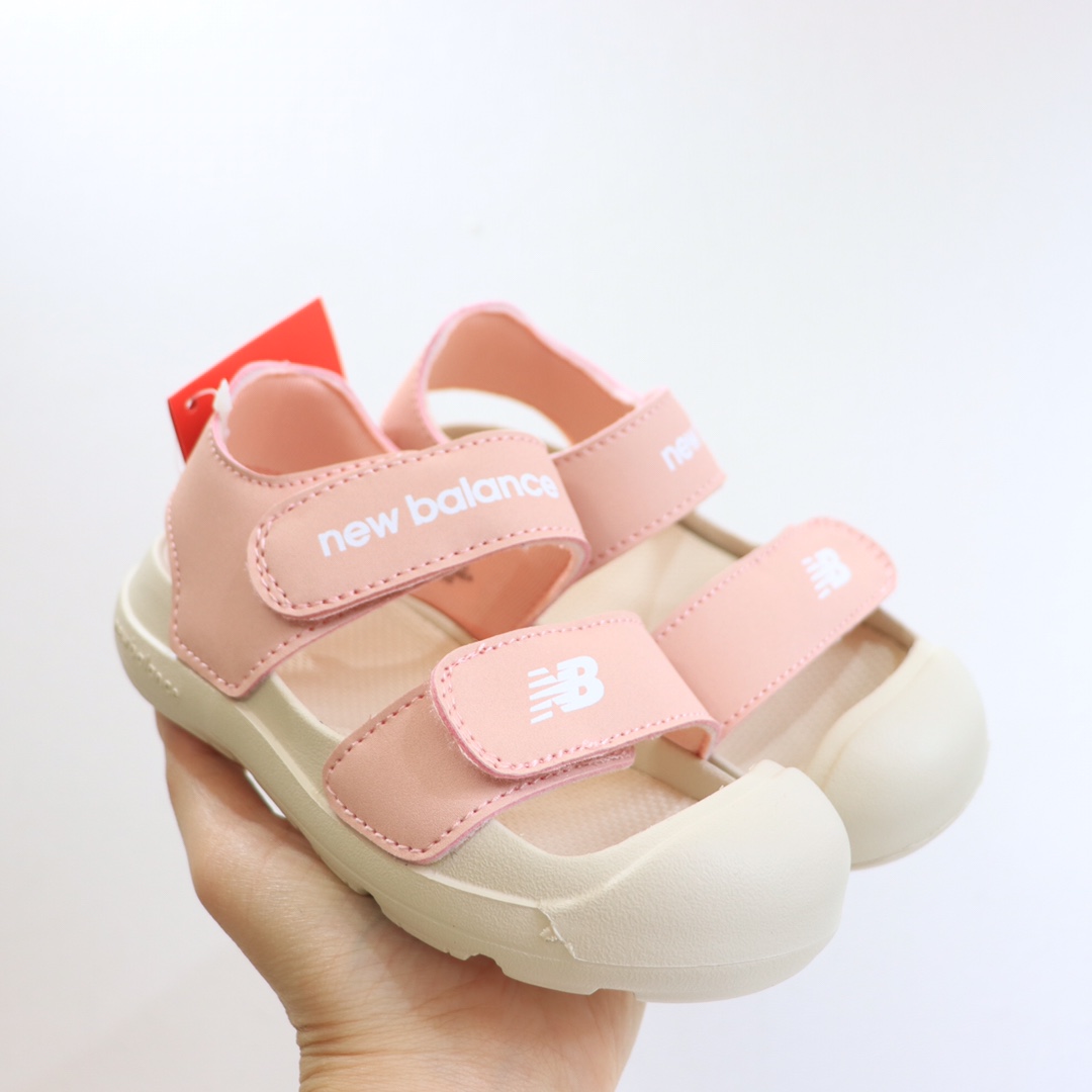 专G版ＮＢ护脚沙滩凉鞋‼️ 前面两个魔术贴粘贴的，都可以打开的还加松紧带！NB家的凉鞋做出来除了百搭就是舒服！🔥🔥 拥有一些特别的凉鞋真的是太重要了🌝🙈上脚非常舒服，NB家的运动款凉鞋想要的宝宝必入呀❤-选品中心