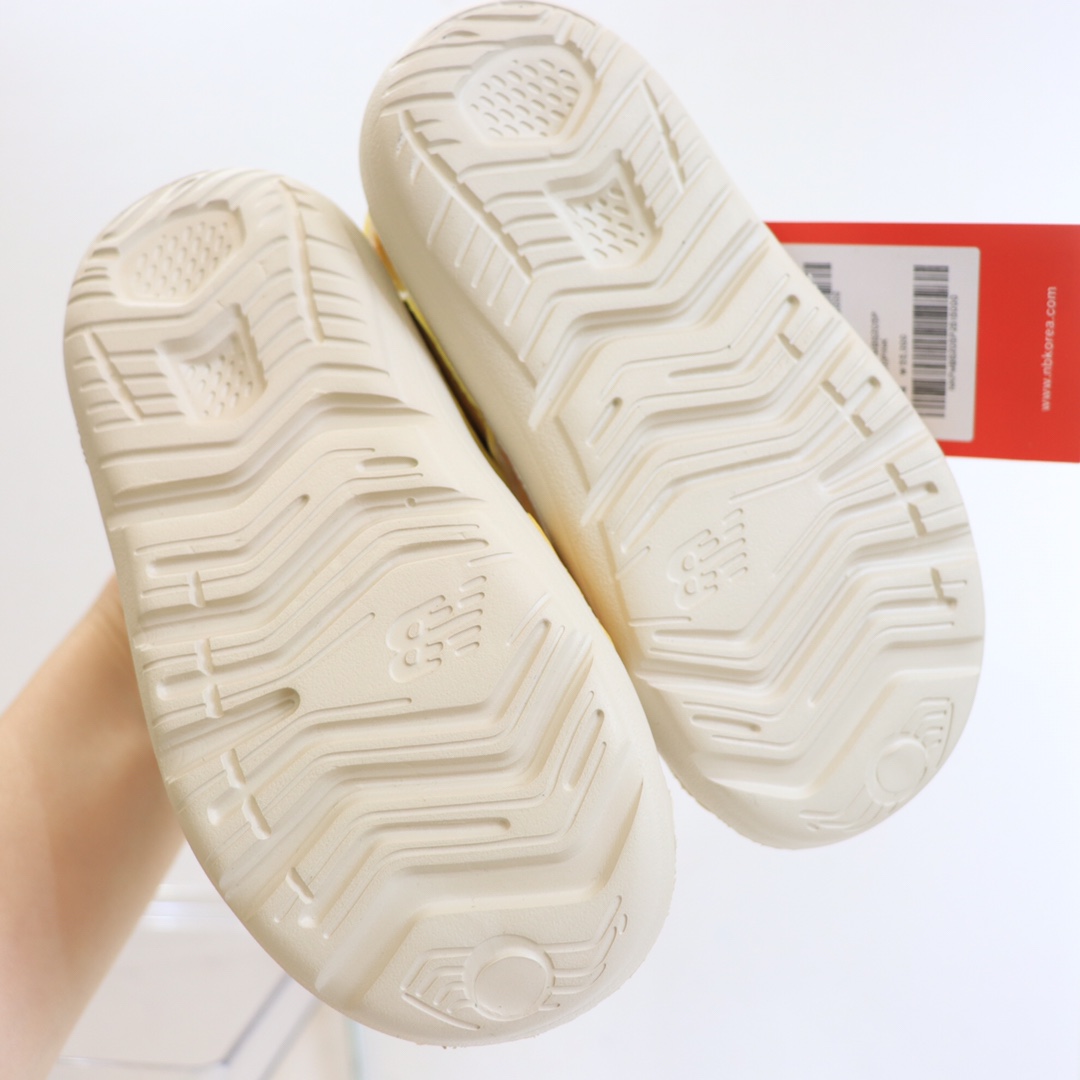 图片[9]-专G版ＮＢ护脚沙滩凉鞋‼️ 前面两个魔术贴粘贴的，都可以打开的还加松紧带！NB家的凉鞋做出来除了百搭就是舒服！🔥🔥 拥有一些特别的凉鞋真的是太重要了🌝🙈上脚非常舒服，NB家的运动款凉鞋想要的宝宝必入呀❤-选品中心