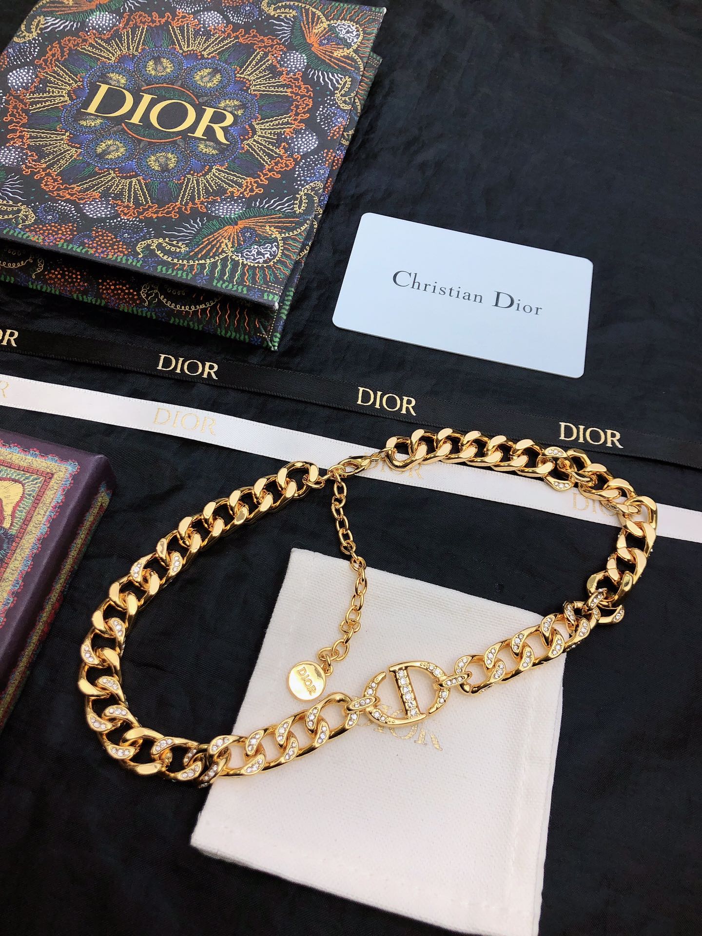 👼迪奥@Dior项链新款 颈链本季度最火爆时尚单品！经典与流行。经典是不管时间如何变化，它也能成为时尚的